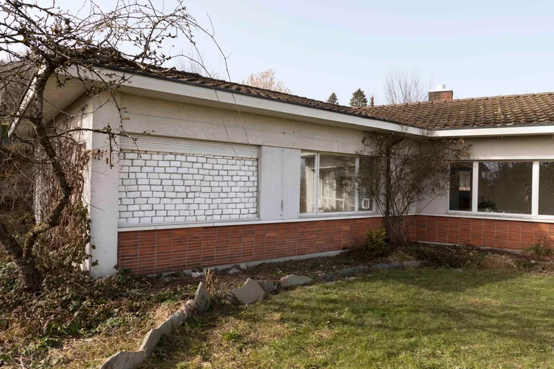 Group Show «On the Brink of Forever; view on Vinzenz Meyner, Mädchenzimmer oder Die Mauer gehört dene, die darin leben, 2021» at Im Grafenhag, Winterthur, 2021 / Photo: Simon Javed / Courtesy: the artist and Im Grafenhag