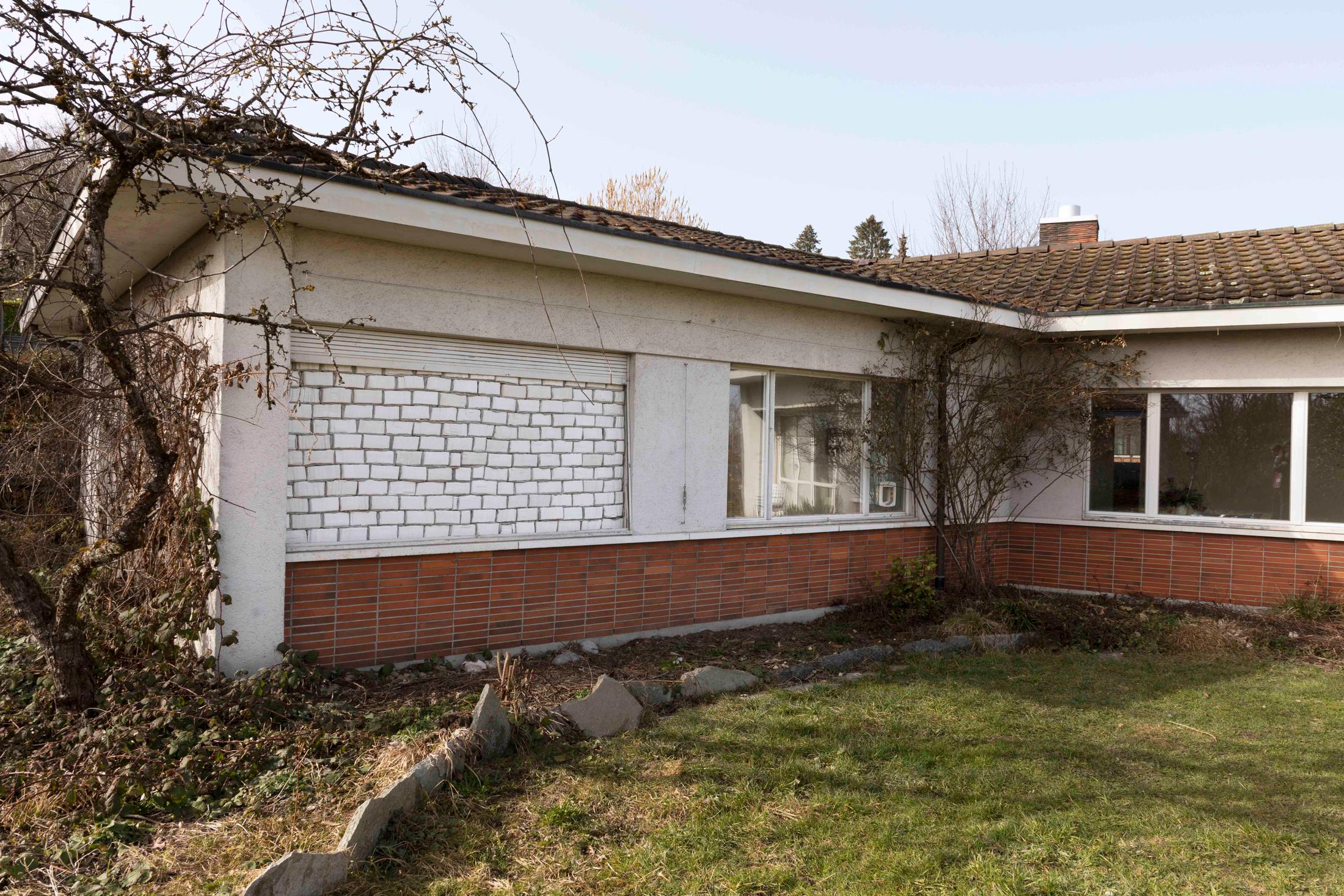 Group Show «On the Brink of Forever; view on Vinzenz Meyner, Mädchenzimmer oder Die Mauer gehört dene, die darin leben, 2021» at Im Grafenhag, Winterthur, 2021 / Photo: Simon Javed / Courtesy: the artist and Im Grafenhag