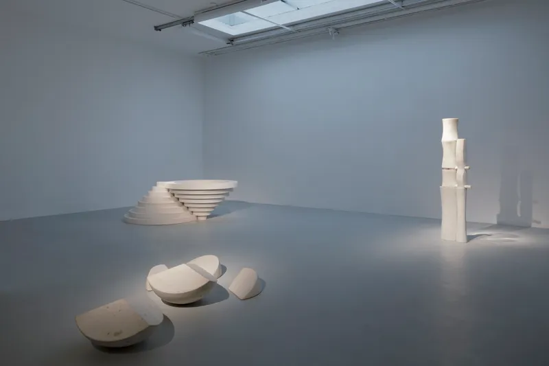 Exhibition View Owsky Kobalt Solo Show «Beseelte Steine» at Galerie Müller, Basel, 2022 / Photo: Gina Folly / Courtesy: the artist and Galerie Müller