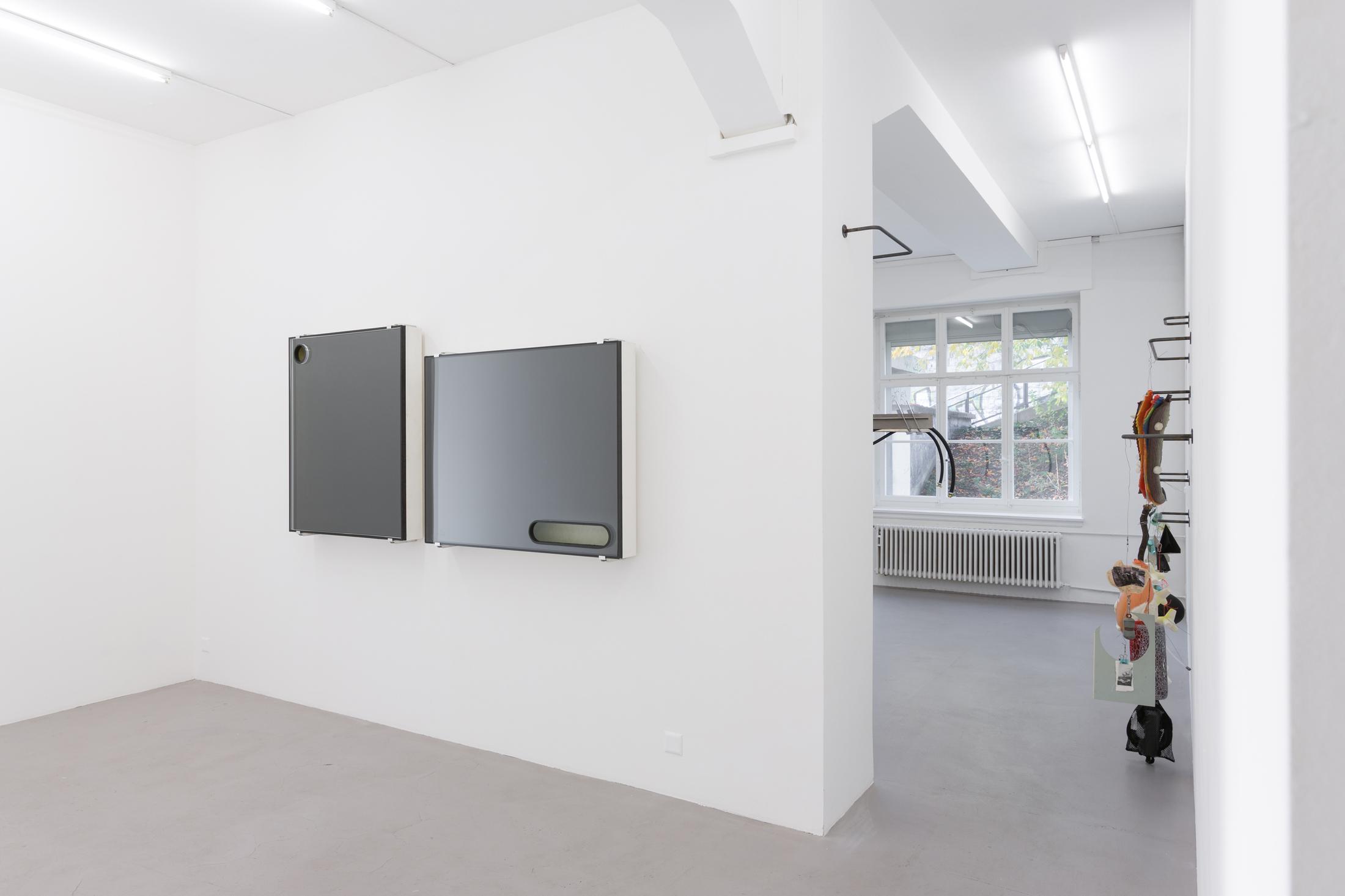 Exhibition View Partrick Hari Soloshow «diese ecke wurde als verloren aufgegeben / view on Mask (hommage to Andrea Fraser), 2018» at Bolte Lang, Zurich / Courtesy: the artist and Bolte Lang, Zurich
