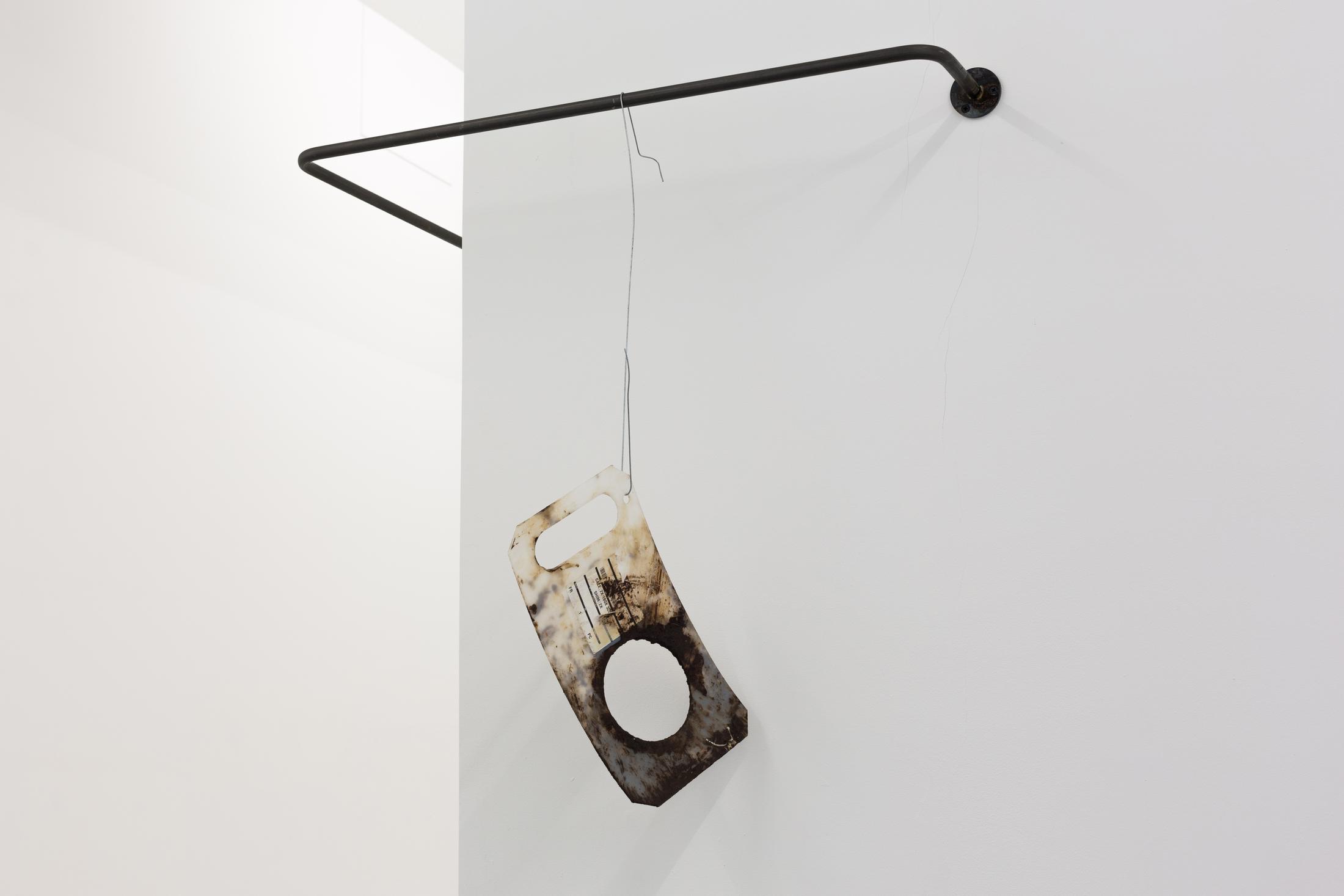 Exhibition View Partrick Hari Soloshow «diese ecke wurde als verloren aufgegeben / view on Mask (hommage to Andrea Fraser), 2018» at Bolte Lang, Zurich / Courtesy: the artist and Bolte Lang, Zurich