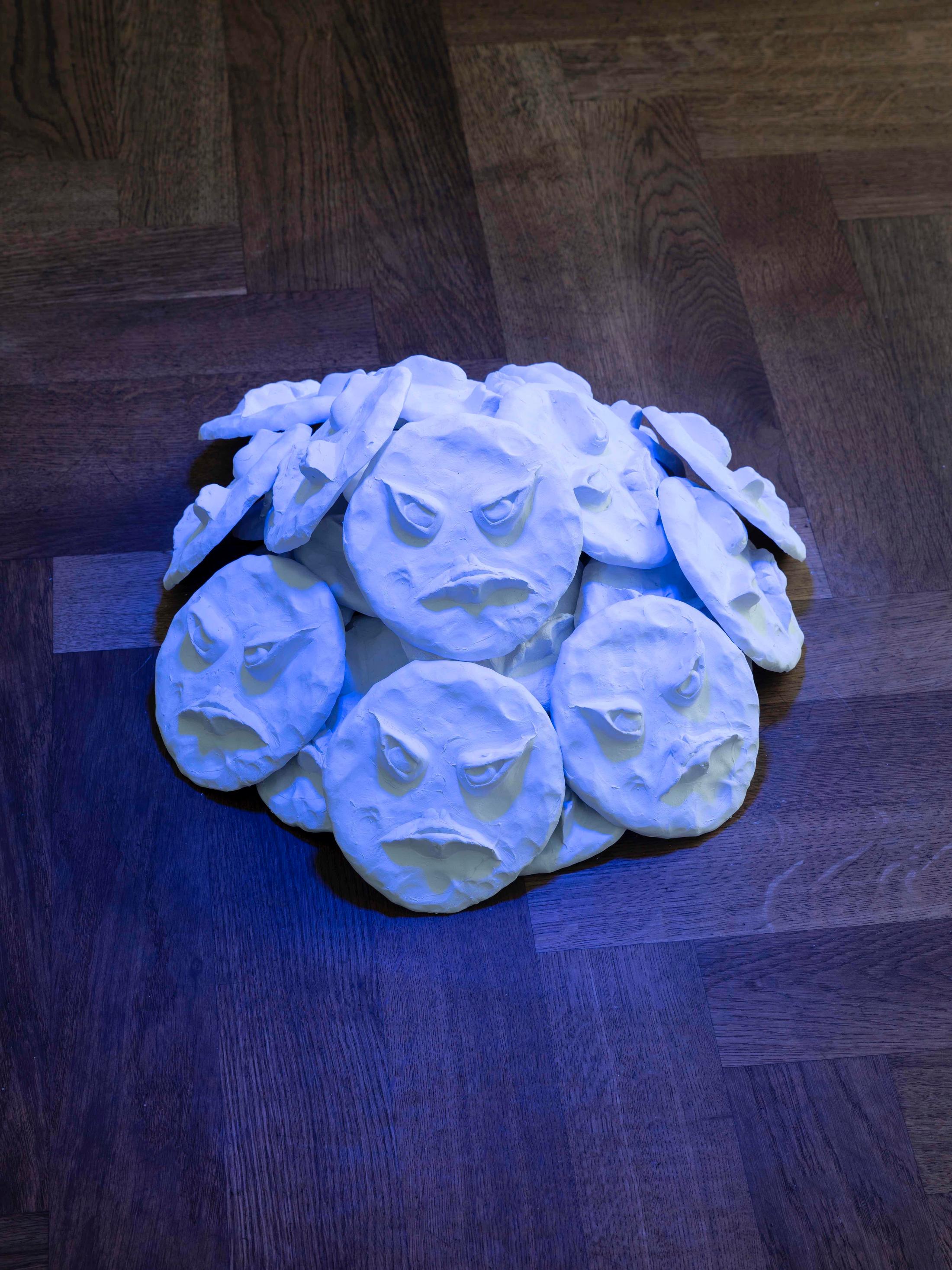 Exhibition View Philip Ortelli and Sandar Tun Tun Duo Show «Casting Shades at New Moon; view on Philip Ortelli, Mad Mother, 2019» at KRONE COURONNE, Biel, 2021 / Photo: James Bantone / Courtesy: artists and KRONE COURONNE Biel