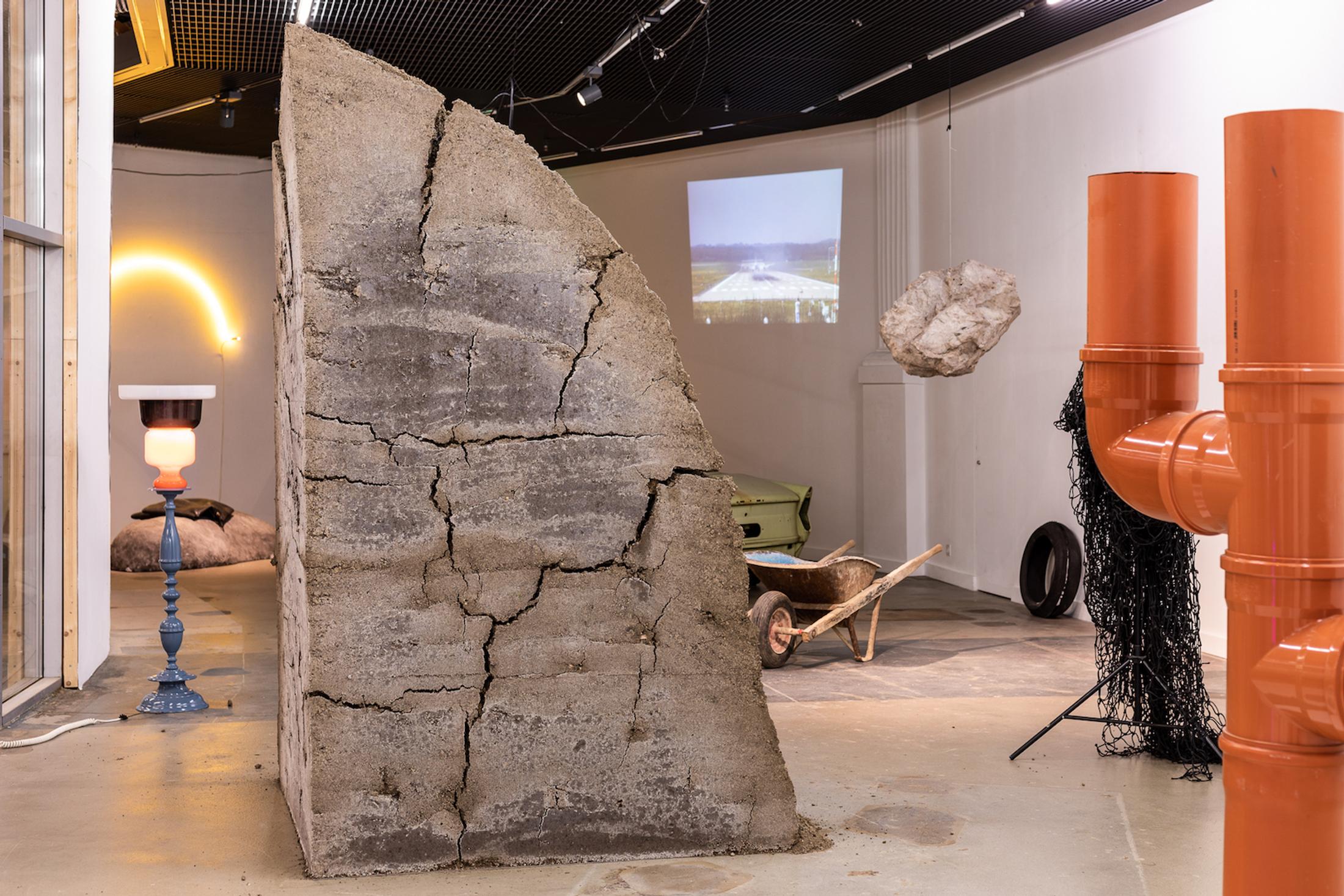 Exhibition View Philipp Hänger Soloshow «Dear Optimist» at Kunsthalle Luzern, Lucerne, 2020 / Photo: Killian Bannwart / Courtesy: the artist and Kunsthalle Luzern