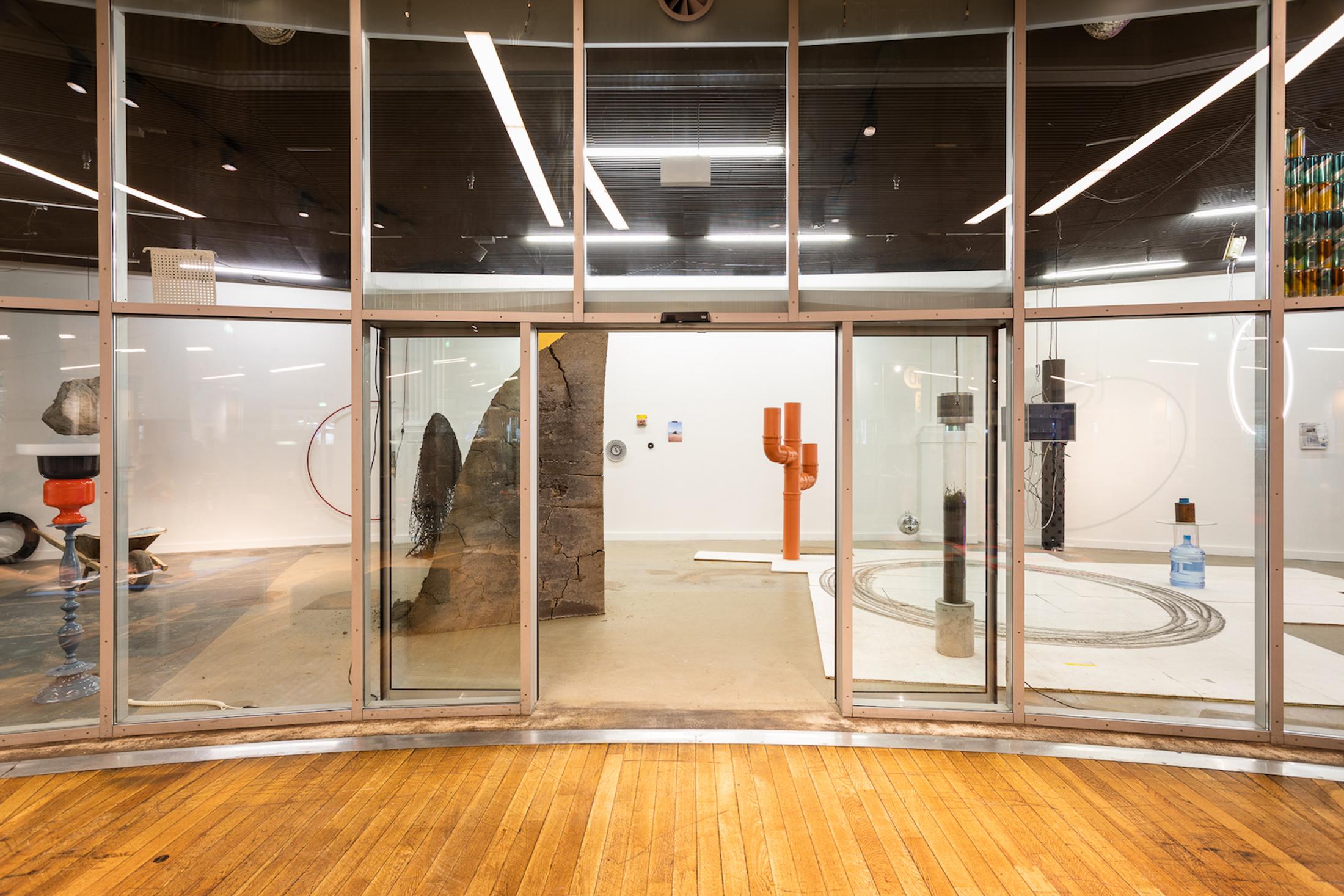 Exhibition View Philipp Hänger Soloshow «Dear Optimist» at Kunsthalle Luzern, Lucerne, 2020 / Photo: Killian Bannwart / Courtesy: the artist and Kunsthalle Luzern