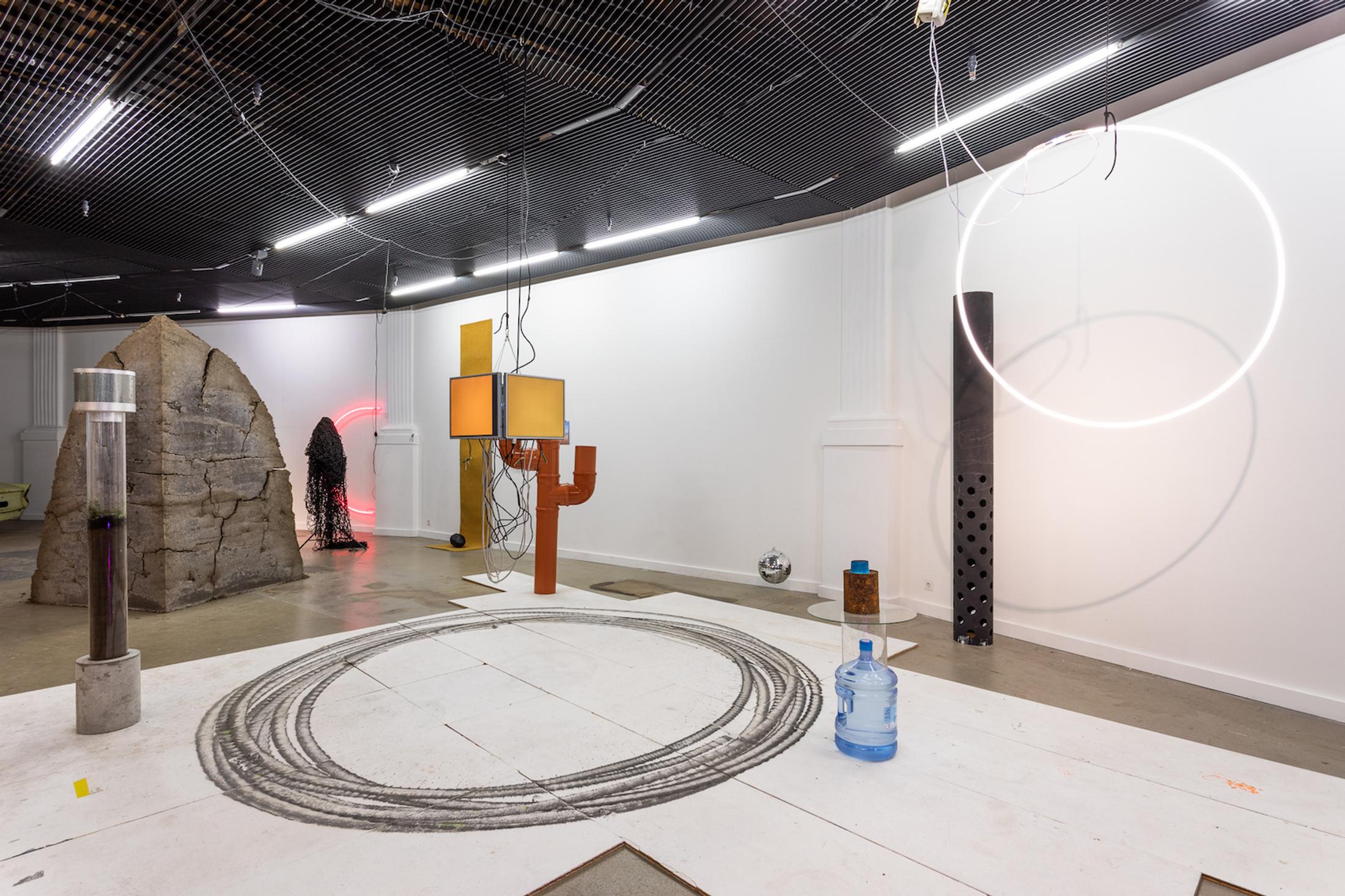 Exhibition View Philipp Hänger Soloshow «Dear Optimist» at Kunsthalle Luzern, Lucerne, 2020 / Photo: Killian Bannwart / Courtesy: the artist and Kunsthalle Luzern