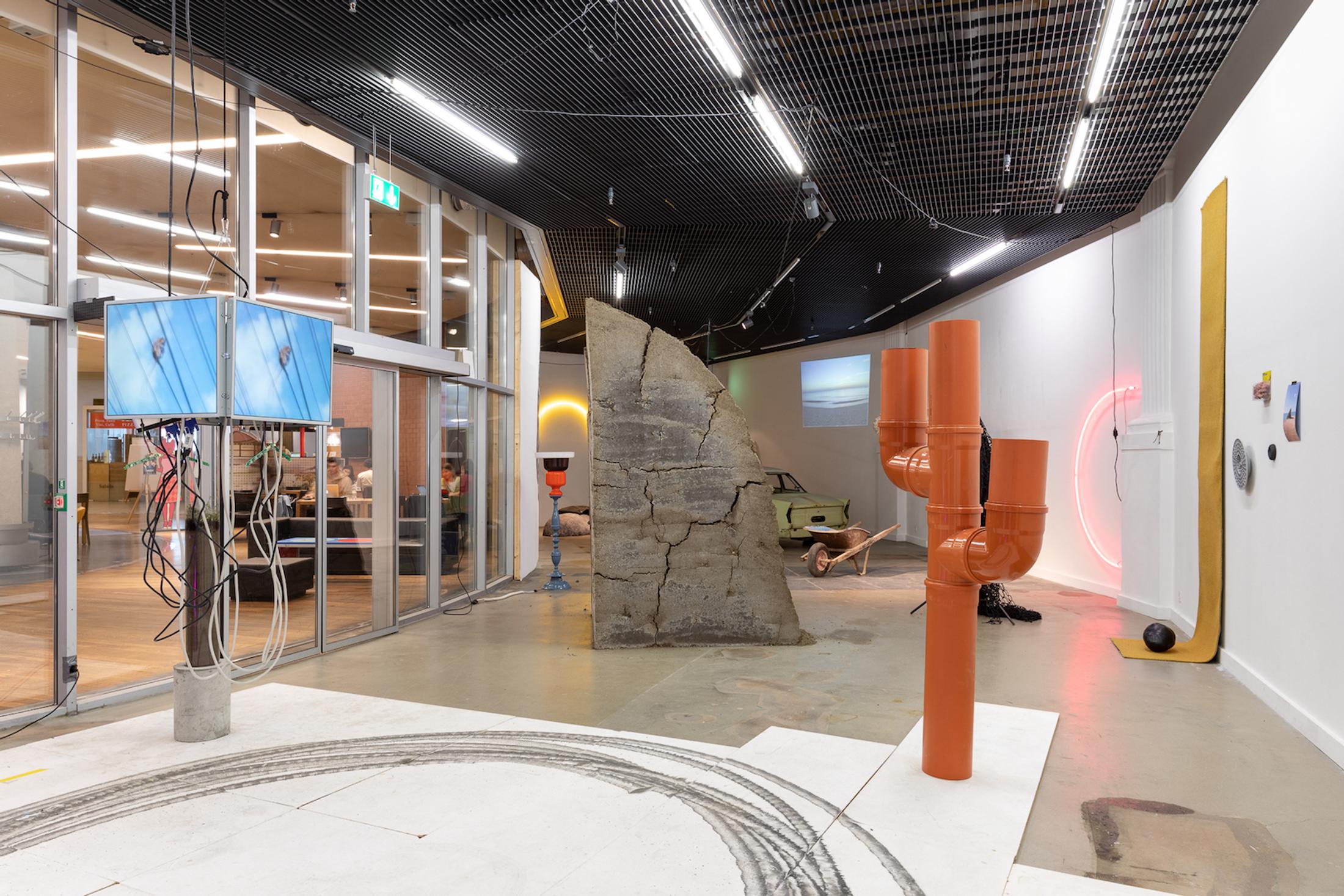 Exhibition View Philipp Hänger Soloshow «Dear Optimist» at Kunsthalle Luzern, Lucerne, 2020 / Photo: Killian Bannwart / Courtesy: the artist and Kunsthalle Luzern