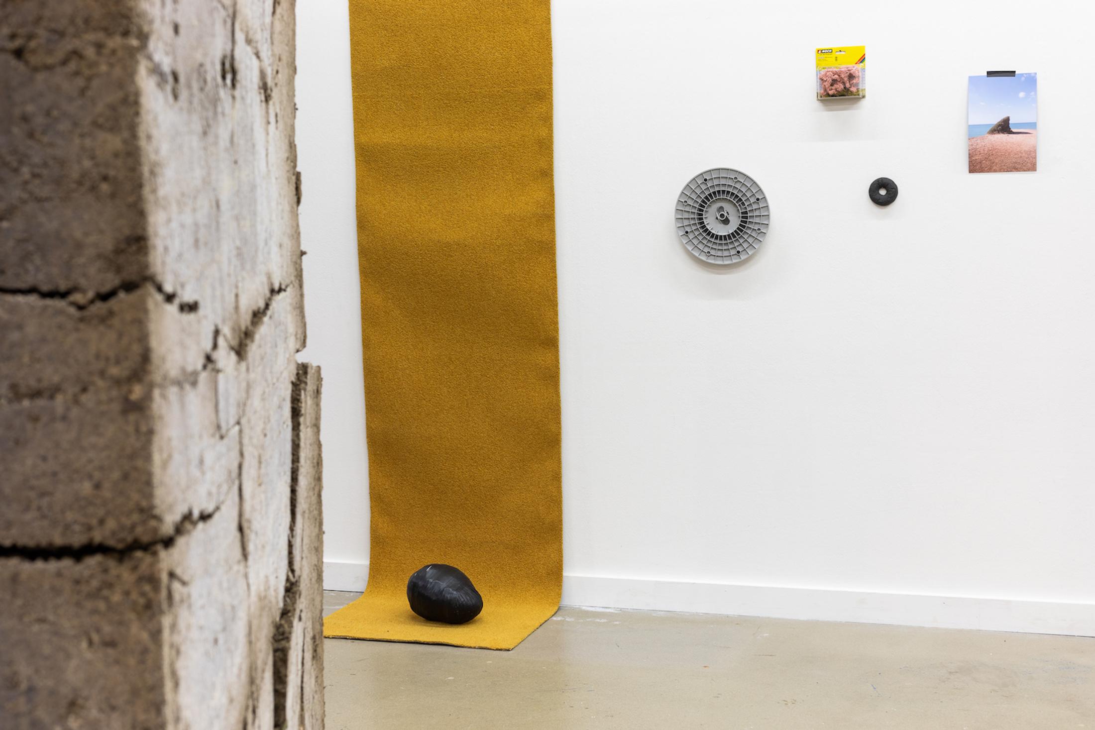 Exhibition View Philipp Hänger Soloshow «Dear Optimist» at Kunsthalle Luzern, Lucerne, 2020 / Photo: Killian Bannwart / Courtesy: the artist and Kunsthalle Luzern