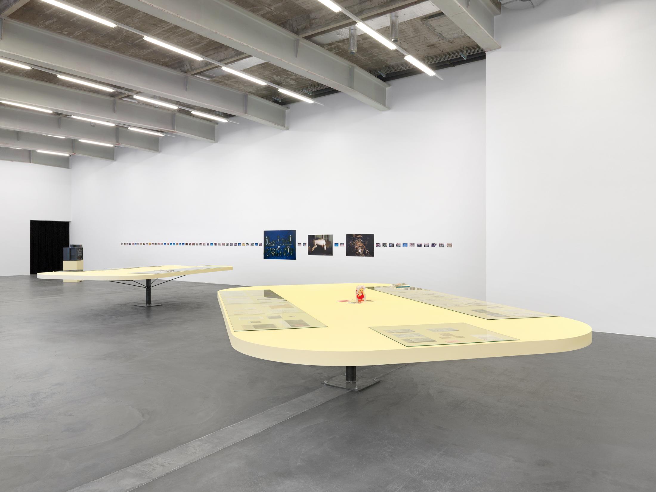 Exhibition View Pippa Garner Solo Show «Act Like You Know Me» at Kunsthalle Zürich, Zurich, 2023 / Photo: Annik Wetter / Courtesy: the artist and Kunsthalle Zürich