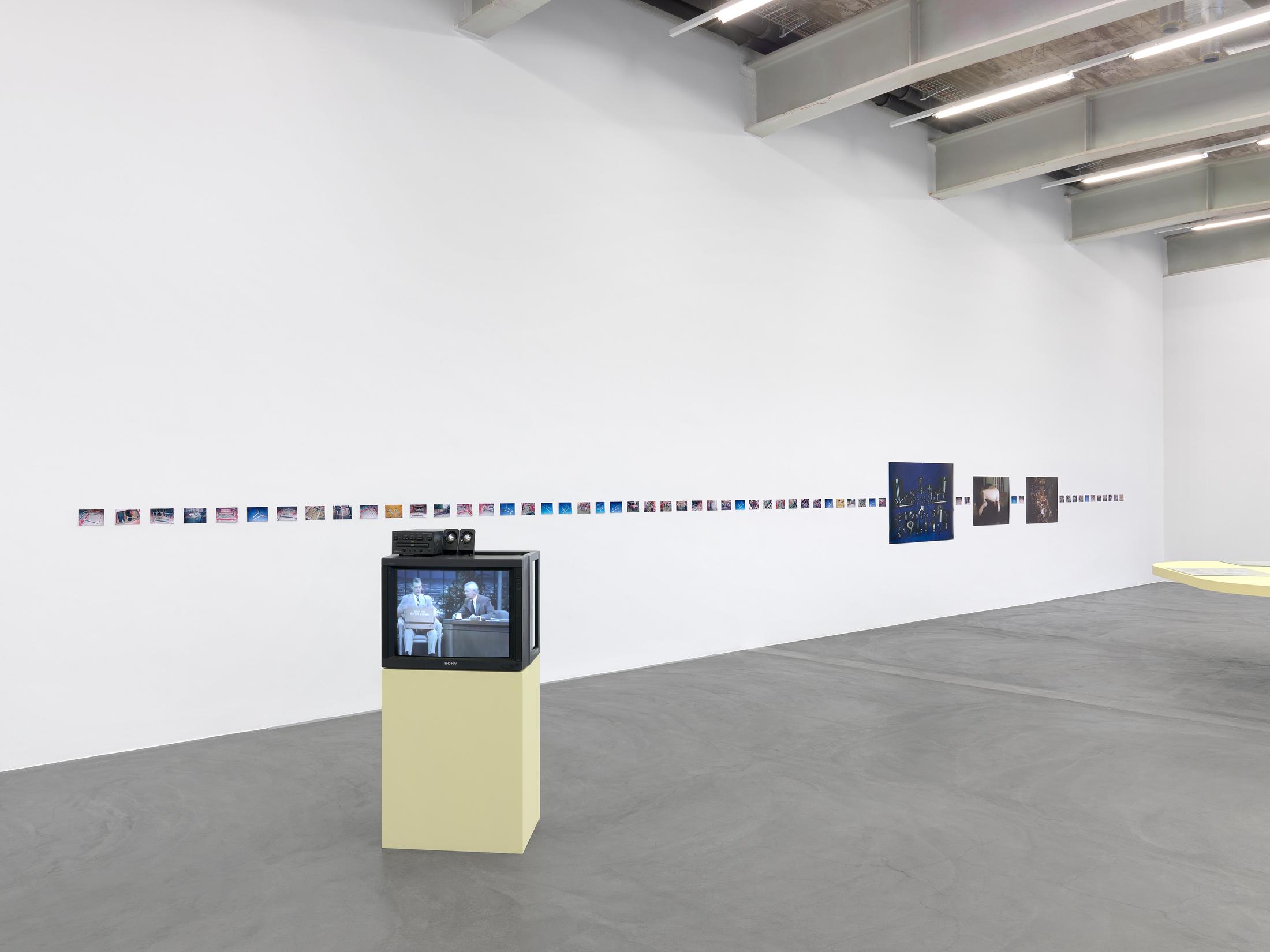 Exhibition View Pippa Garner Solo Show «Act Like You Know Me» at Kunsthalle Zürich, Zurich, 2023 / Photo: Annik Wetter / Courtesy: the artist and Kunsthalle Zürich