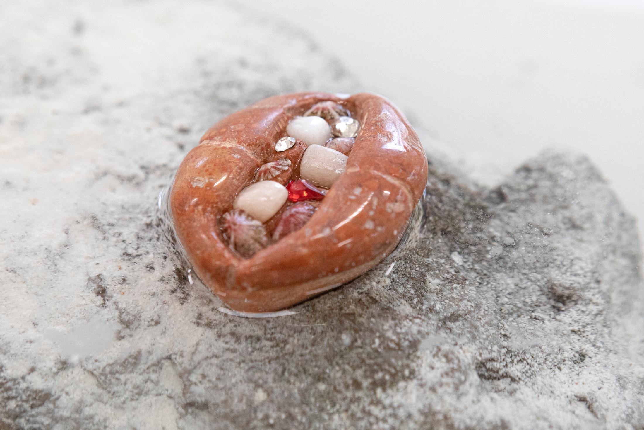 Exhibition View Group Show «Radical Sources; view on Lou Masduraud, Petrifying basin (kisses with the nymphs), 2022 (Detail)» at Krone Couronne, Biel, 2022 / Photo: Michal Florence Schorro / Courtesy: the artists and Krone Coronne