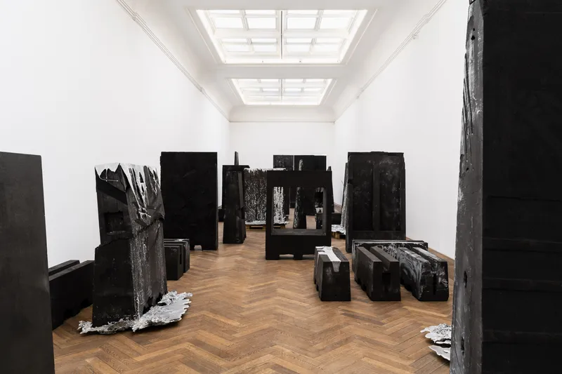 Exhibition View Raphael Hefti Soloshow «Salutary Failures; view on Raphael Hefti, The Sun is the Tongue, the Shadow is the Language, 2020» at Kunsthalle Basel, Basel, 2020 / Photo: Gunnar Meier / Courtesy: the artist and Kunsthalle Basel