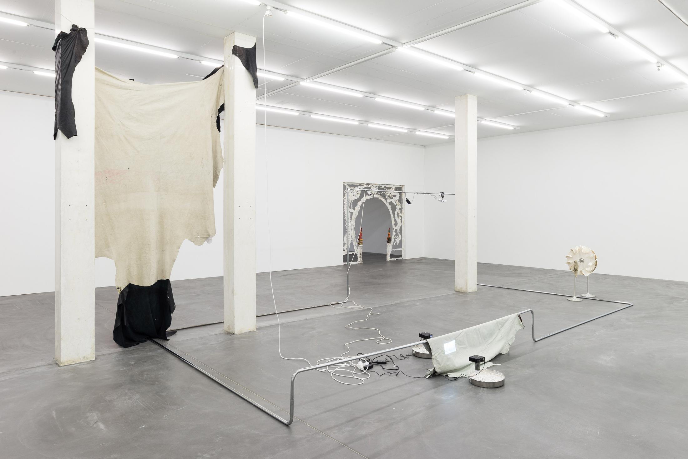 Exhibition View Raphaela Vogel «Gregor’s Loch» at Galerie Gregor Staiger, Zurich, 2018 / Courtesy: the artist, Galerie Gregor Staiger, Zurich & BQ, Berlin / © the artist & Galerie Gregor Staiger, Zurich