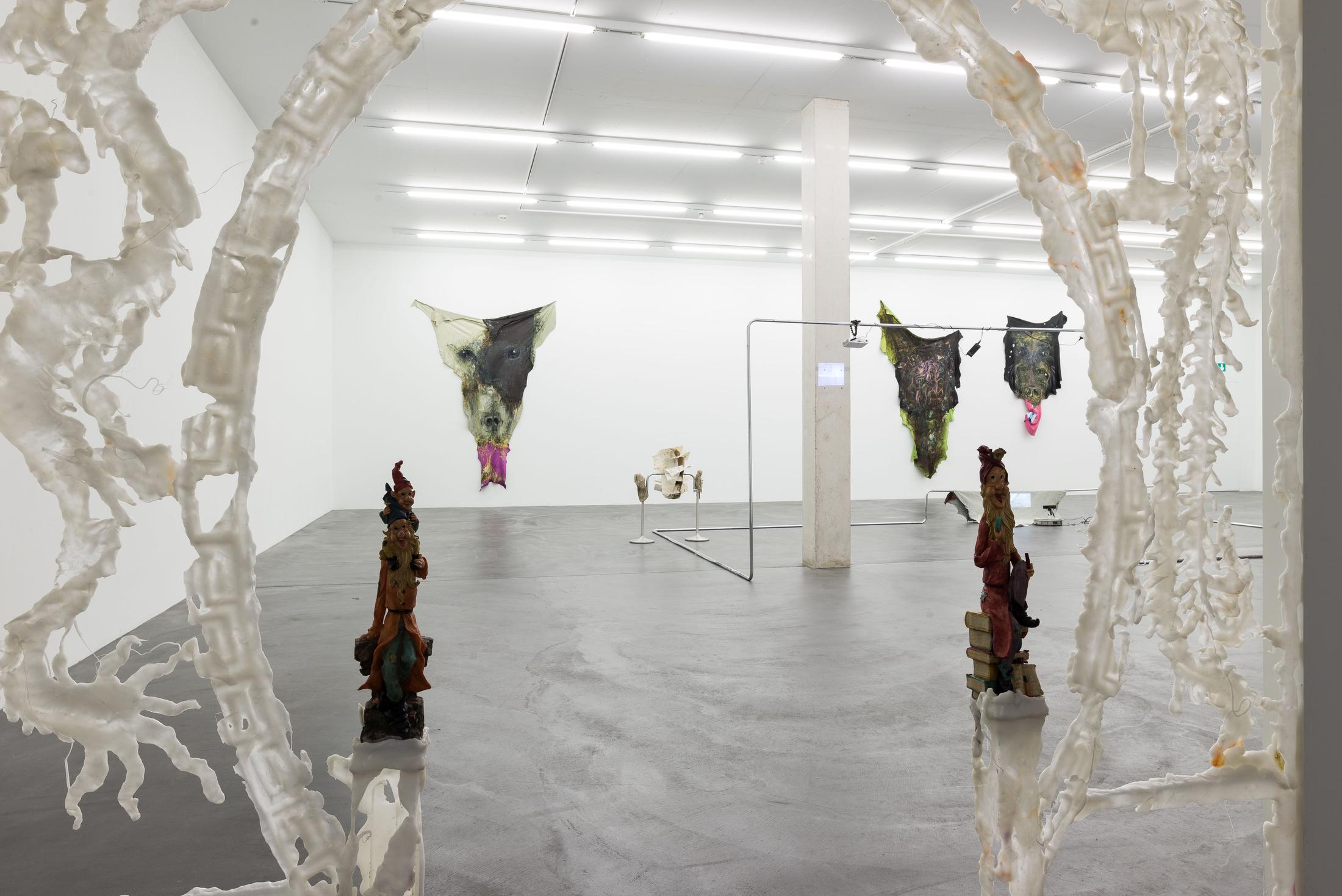 Exhibition View Raphaela Vogel «Gregor’s Loch» at Galerie Gregor Staiger, Zurich, 2018 / Courtesy: the artist, Galerie Gregor Staiger, Zurich & BQ, Berlin / © the artist & Galerie Gregor Staiger, Zurich