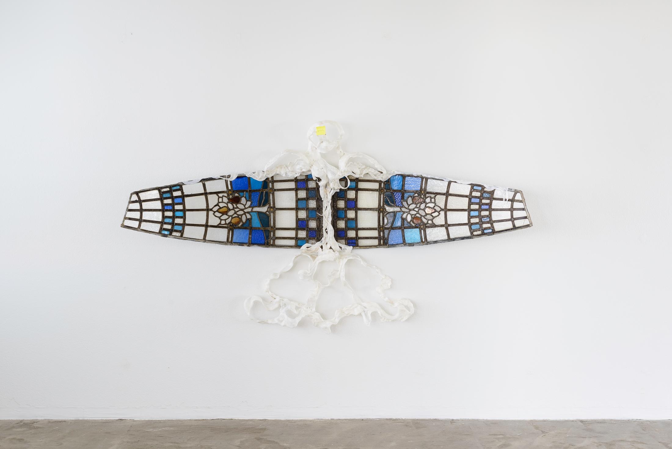 Exhibition View Raphaela Vogel Solo Show «Vor den Toren der Sprache; view on Raphaela Vogel, Wer bin ich, 2022, Metal, polyurethane elastomer, leaded glass, 115 x 220 x 60 cm» at Galerie Gregor Staiger, Zurich, 2022 / Photo and Courtesy: the artist and Galerie Gregor Staiger