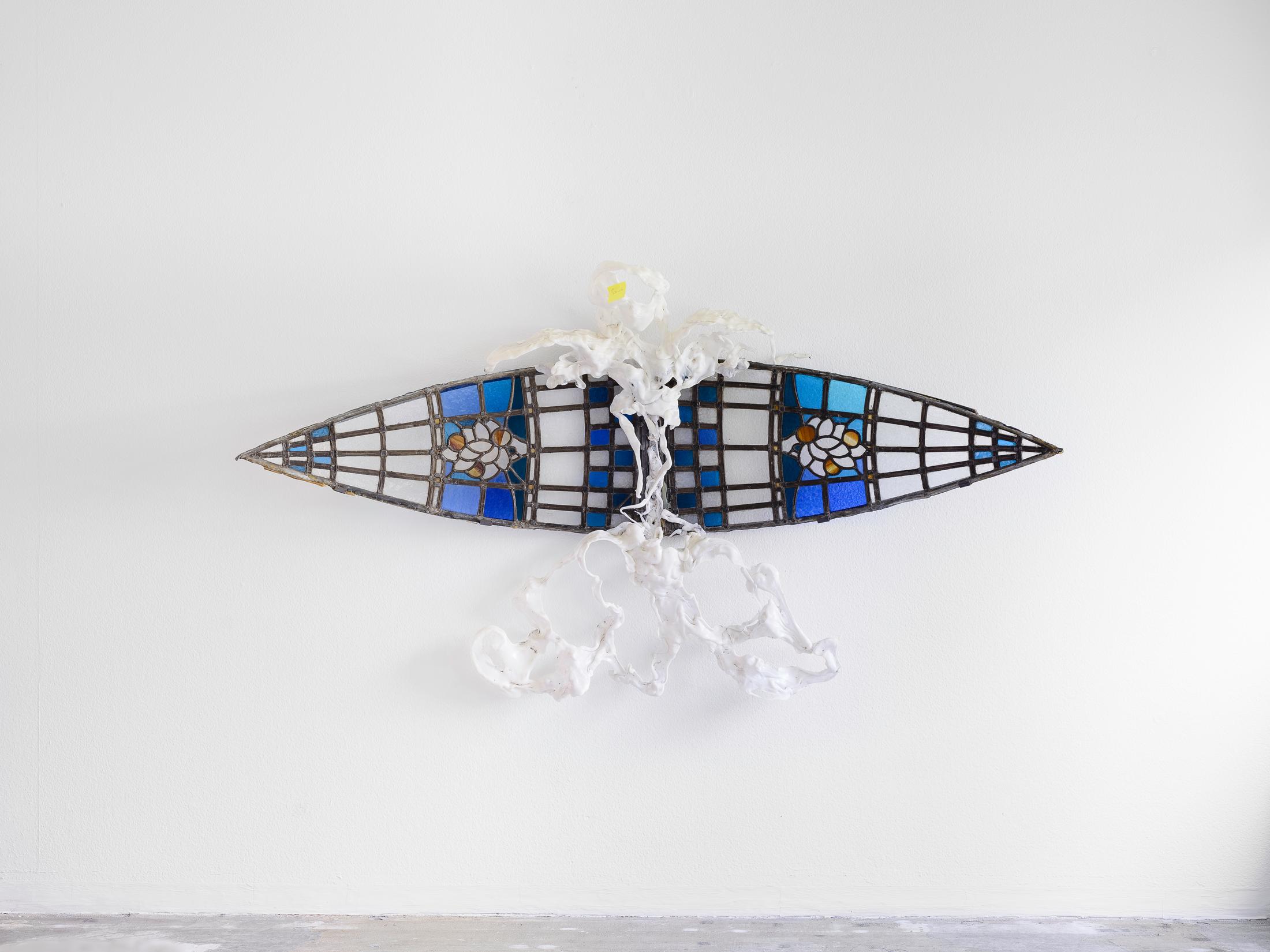 Exhibition View Raphaela Vogel Solo Show «Vor den Toren der Sprache; view on Raphaela Vogel, Wer bin ich, 2022, Metal, polyurethane elastomer, leaded glass, 115 x 220 x 60 cm» at Galerie Gregor Staiger, Zurich, 2022 / Photo and Courtesy: the artist and Galerie Gregor Staiger