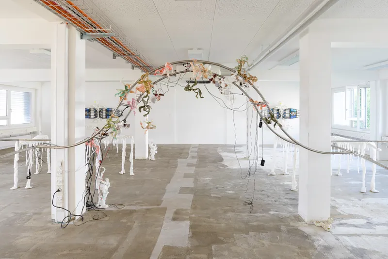 Exhibition View Raphaela Vogel Solo Show «Vor den Toren der Sprache; view on Raphaela Vogel, Vor den Toren der Sprache, 2022, Metal, polyurethane elastomer, 195 x 834 x 470 cm» at Galerie Gregor Staiger, Zurich, 2022 / Photo and Courtesy: the artist and Galerie Gregor Staiger