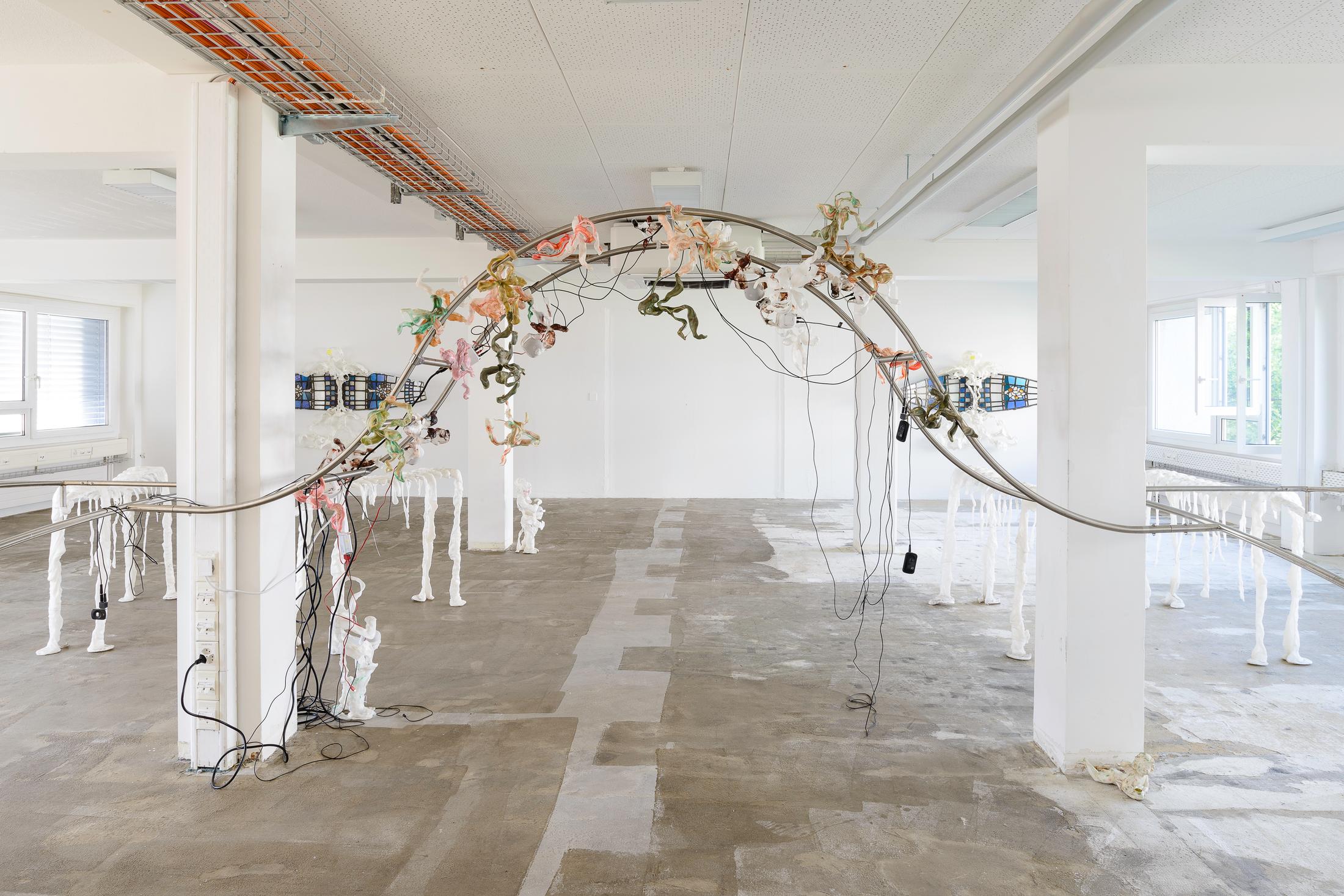 Exhibition View Raphaela Vogel Solo Show «Vor den Toren der Sprache; view on Raphaela Vogel, Vor den Toren der Sprache, 2022, Metal, polyurethane elastomer, 195 x 834 x 470 cm» at Galerie Gregor Staiger, Zurich, 2022 / Photo and Courtesy: the artist and Galerie Gregor Staiger