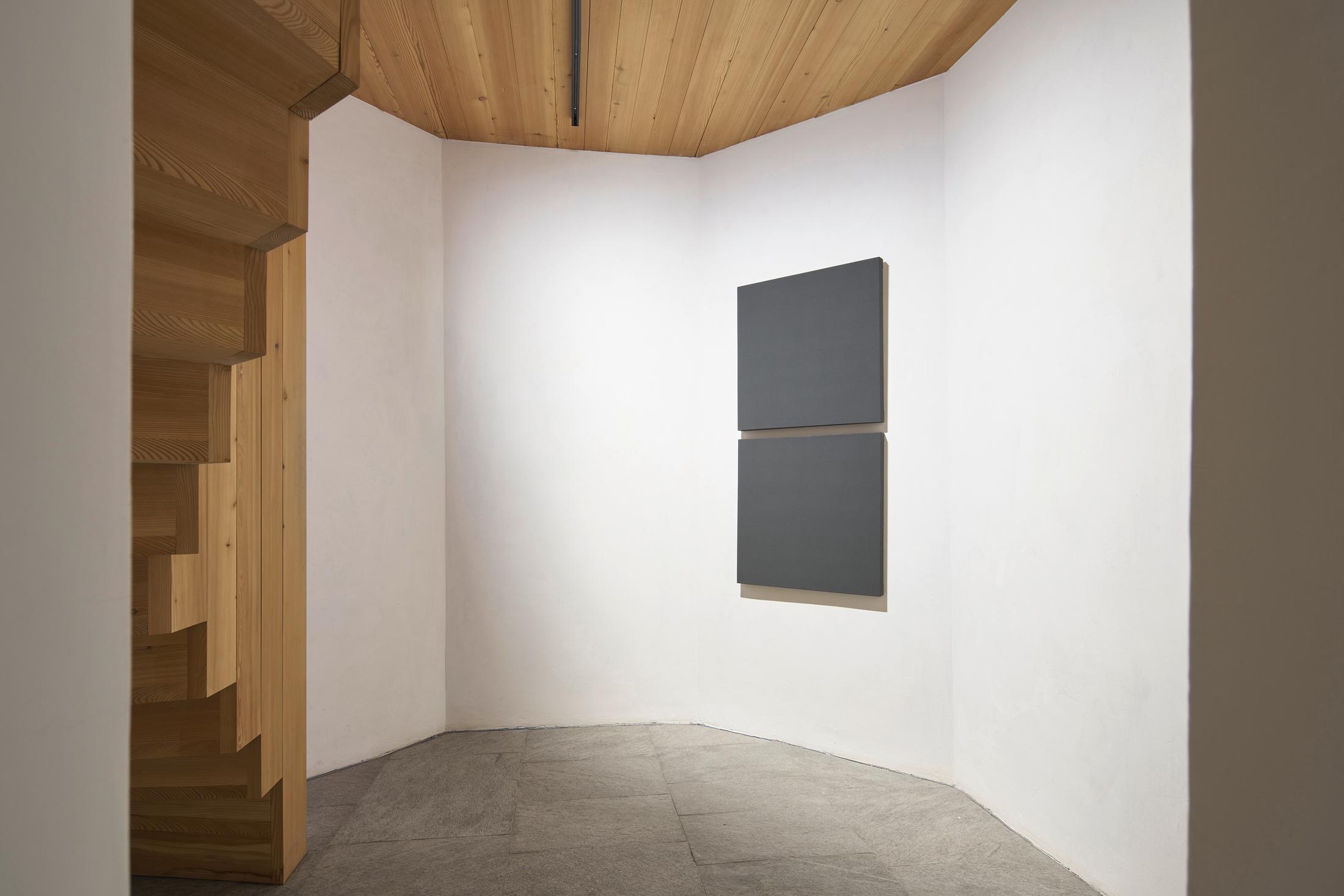 Installation View «REFLECTION about – about REFLECTION» with works by Alan Carlton at Galerie Tschudi, Zuoz / Photo: Ralph Feiner / Courtesy: Galerie Tschudi, Zuoz and the Artist