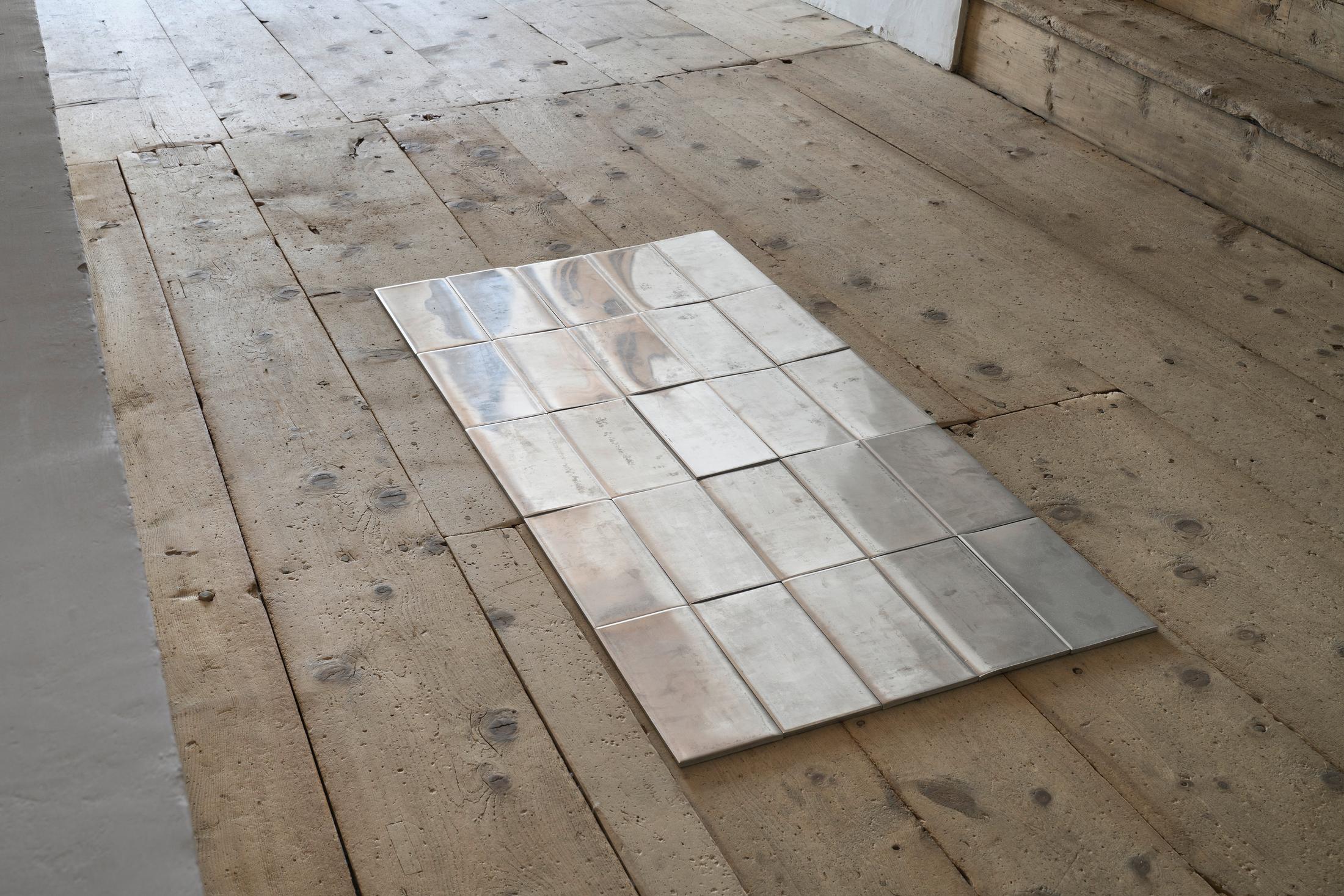 Installation View «REFLECTION about – about REFLECTION» with works by Carl Andre at Galerie Tschudi, Zuoz / Photo: Ralph Feiner / Courtesy: Galerie Tschudi, Zuoz and the Artist