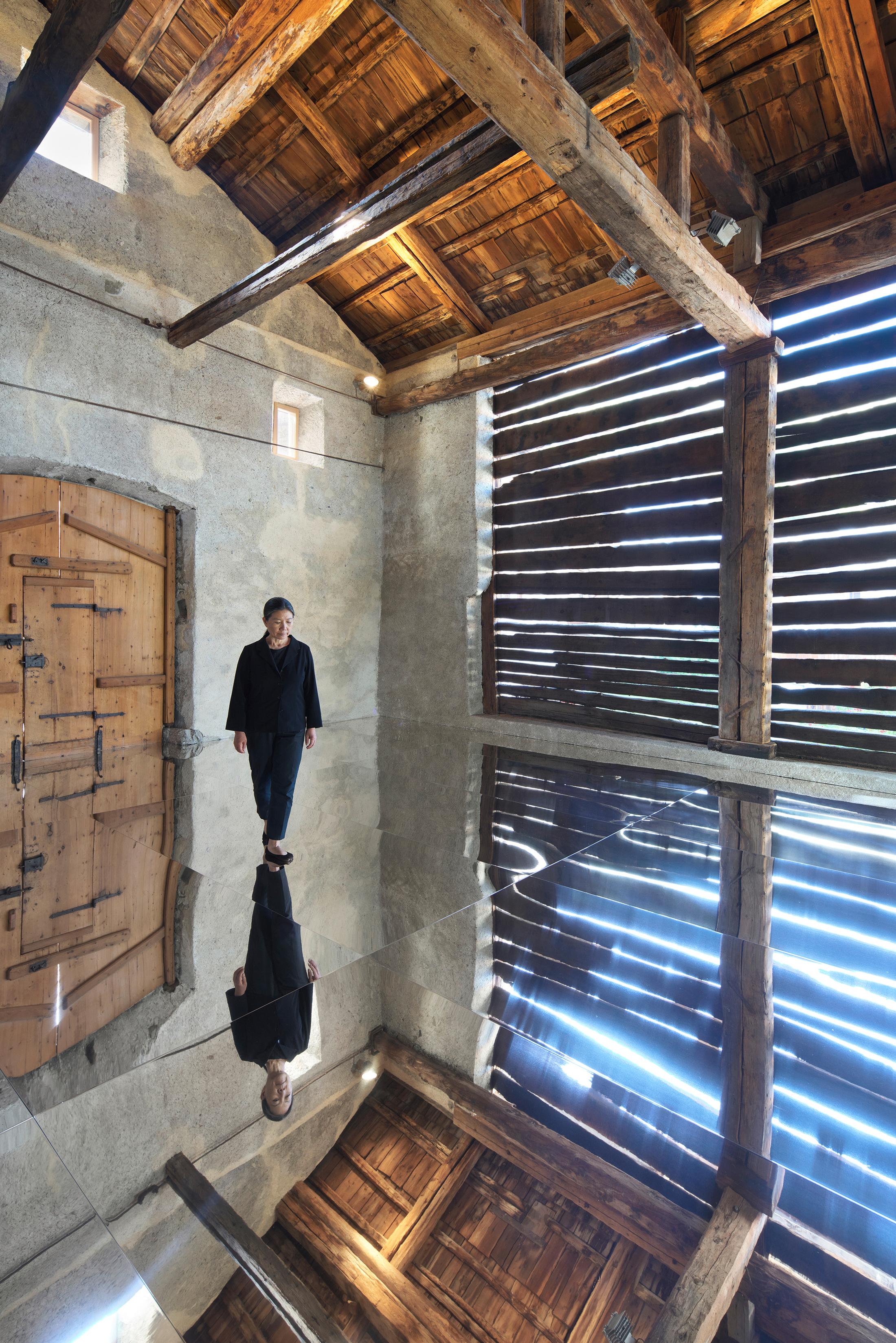 Installation View «REFLECTION about – about REFLECTION» with works by Kimsooja at Galerie Tschudi, Zuoz / Photo: Ralph Feiner / Courtesy: Galerie Tschudi, Zuoz and the Artists