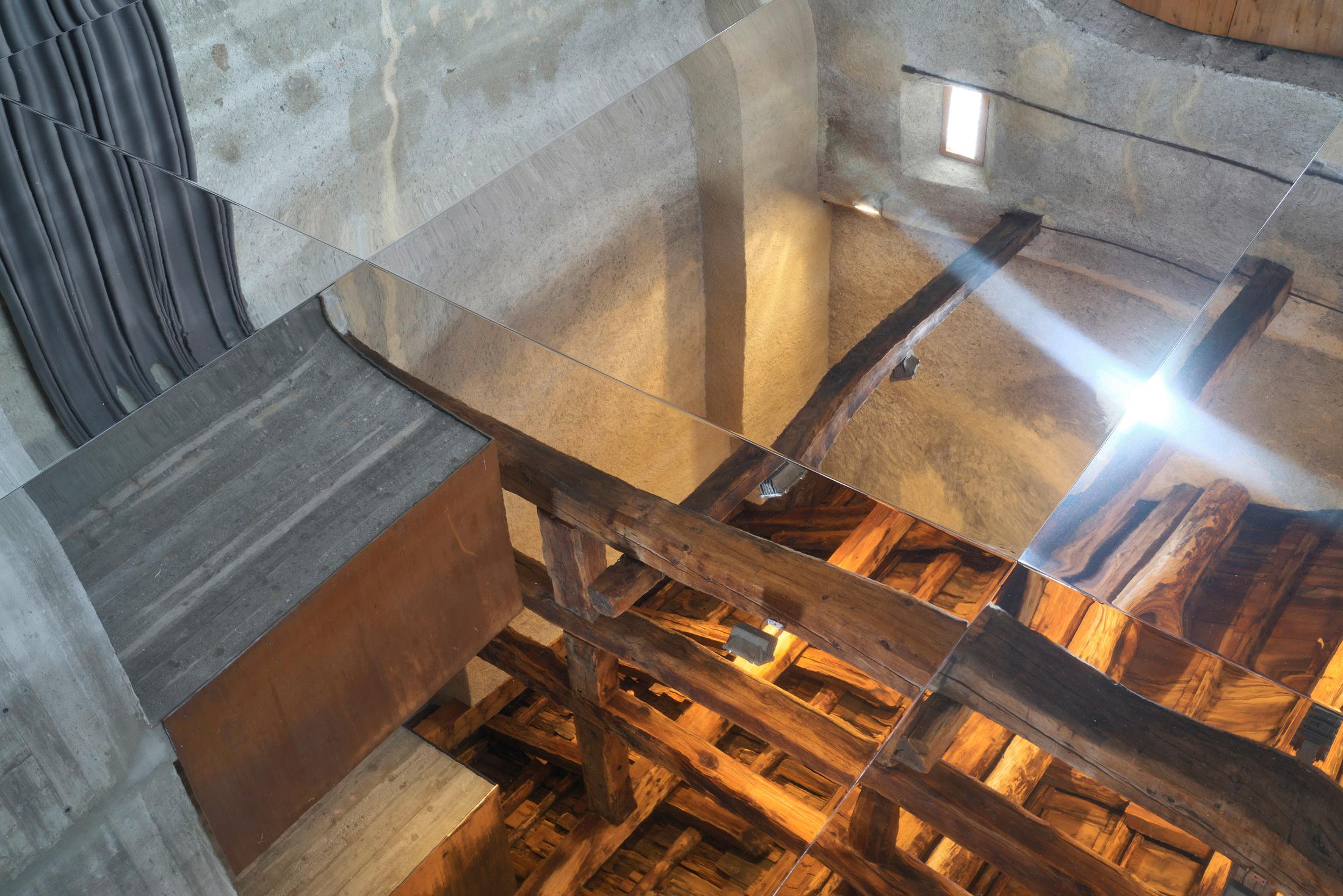 Installation View «REFLECTION about – about REFLECTION» with works by Kimsooja at Galerie Tschudi, Zuoz / Photo: Ralph Feiner / Courtesy: Galerie Tschudi, Zuoz and the Artists