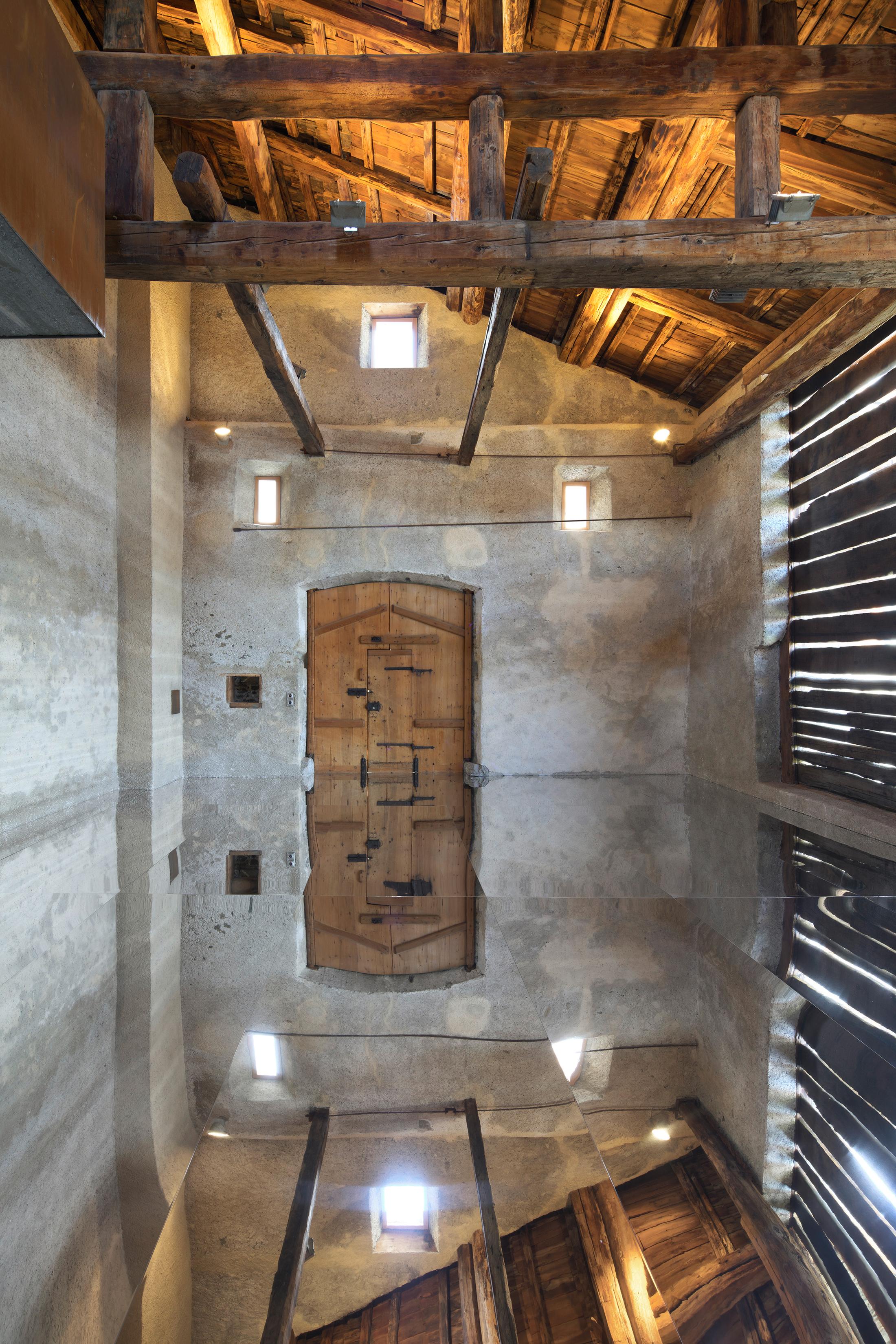 Installation View «REFLECTION about – about REFLECTION» with works by Kimsooja at Galerie Tschudi, Zuoz / Photo: Ralph Feiner / Courtesy: Galerie Tschudi, Zuoz and the Artists