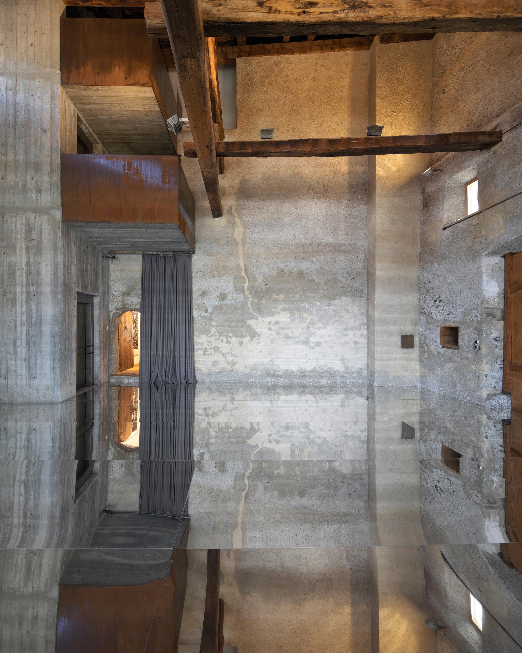 Installation View «REFLECTION about – about REFLECTION» with works by Kimsooja at Galerie Tschudi, Zuoz / Photo: Ralph Feiner / Courtesy: Galerie Tschudi, Zuoz and the Artists