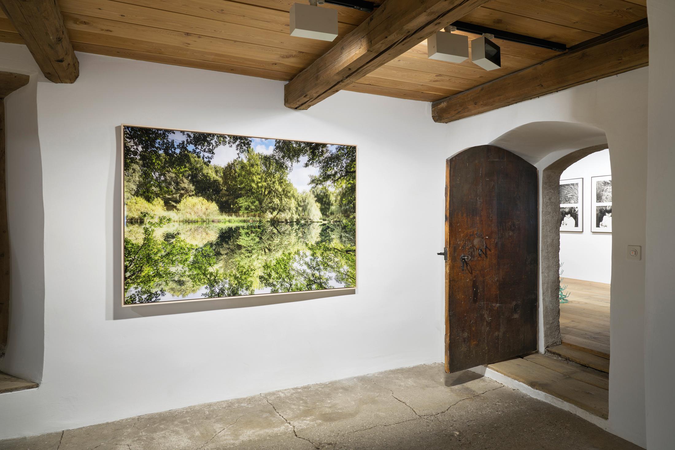 Installation View «REFLECTION about – about REFLECTION» with works by Su-Mei Tse at Galerie Tschudi, Zuoz / Photo: Ralph Feiner / Courtesy: Galerie Tschudi, Zuoz and the Artists