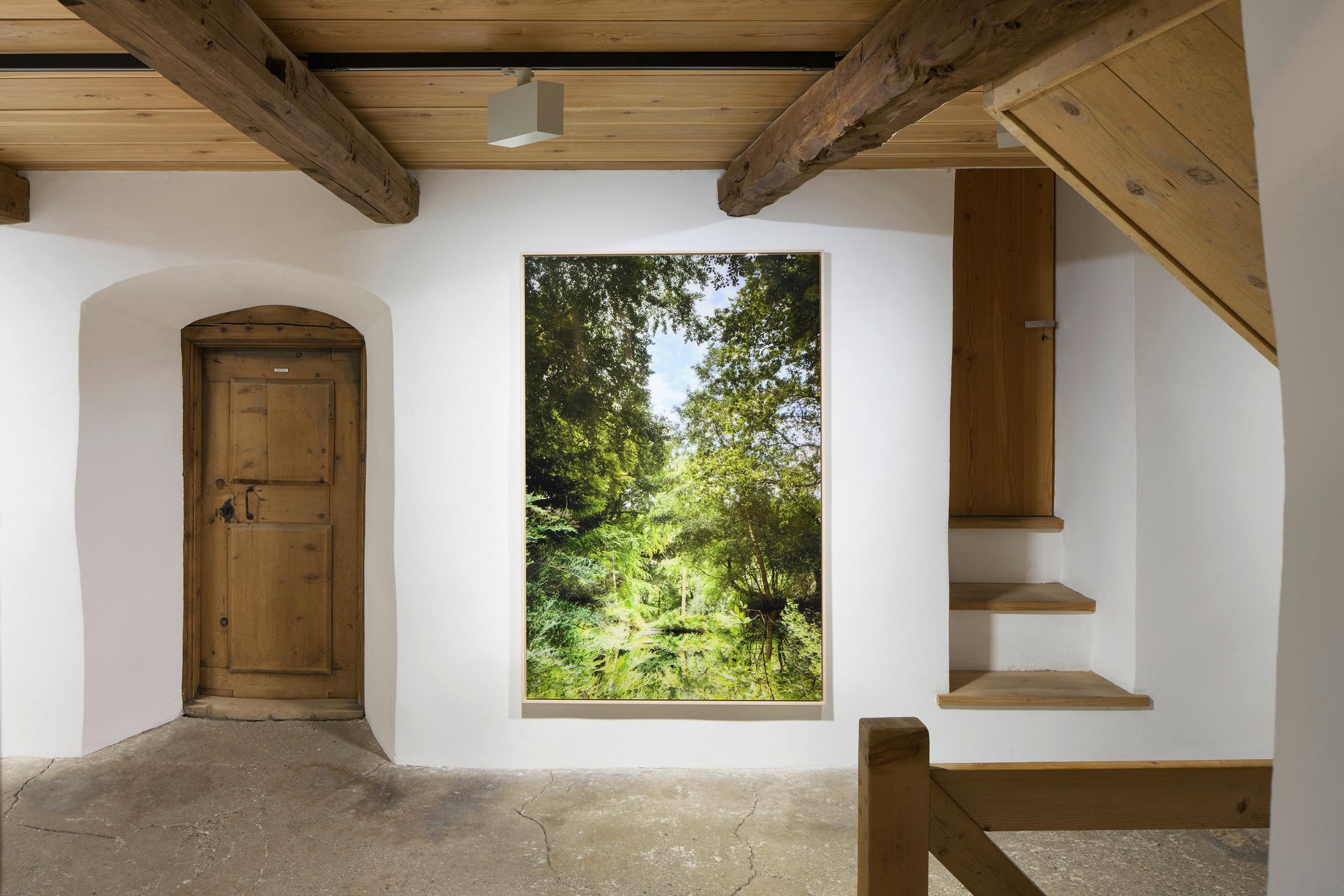 Installation View «REFLECTION about – about REFLECTION» with works by Su-Mei Tse at Galerie Tschudi, Zuoz / Photo: Ralph Feiner / Courtesy: Galerie Tschudi, Zuoz and the Artists