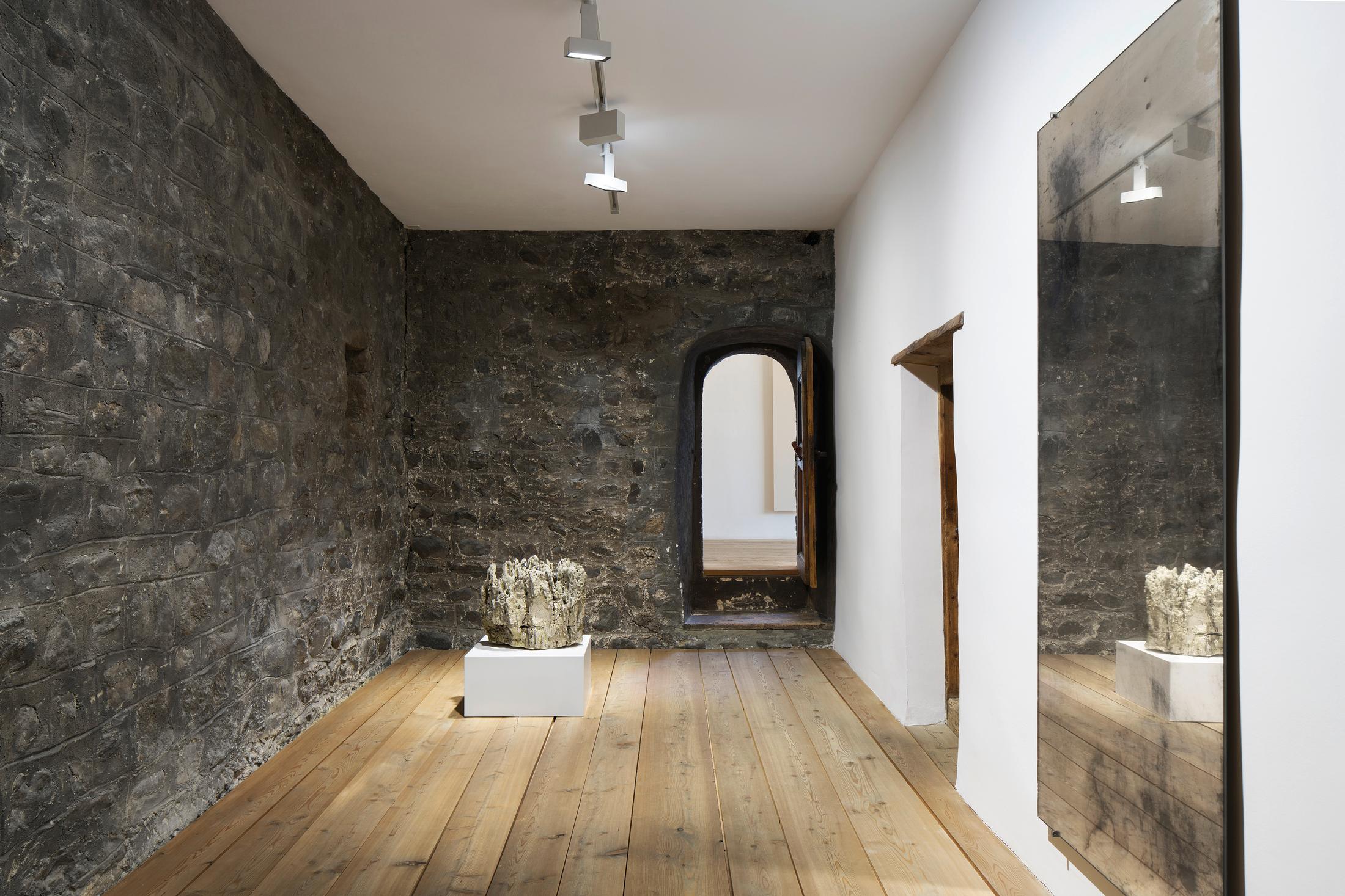 Installation View «REFLECTION about – about REFLECTION» with works by Su-Mei Tse at Galerie Tschudi, Zuoz / Photo: Ralph Feiner / Courtesy: Galerie Tschudi, Zuoz and the Artists