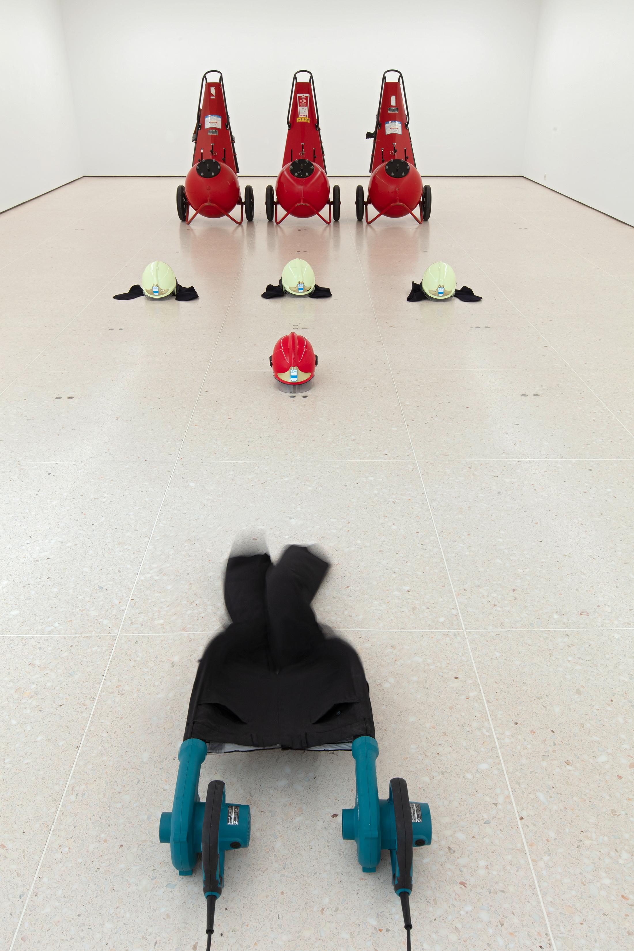 Exhibition View Roman Signer Soloshow at Kunsthaus Zug, Zug, 2019 / Photo: Stefan Rohner / Courtesy: the artist and Kunsthaus Zug