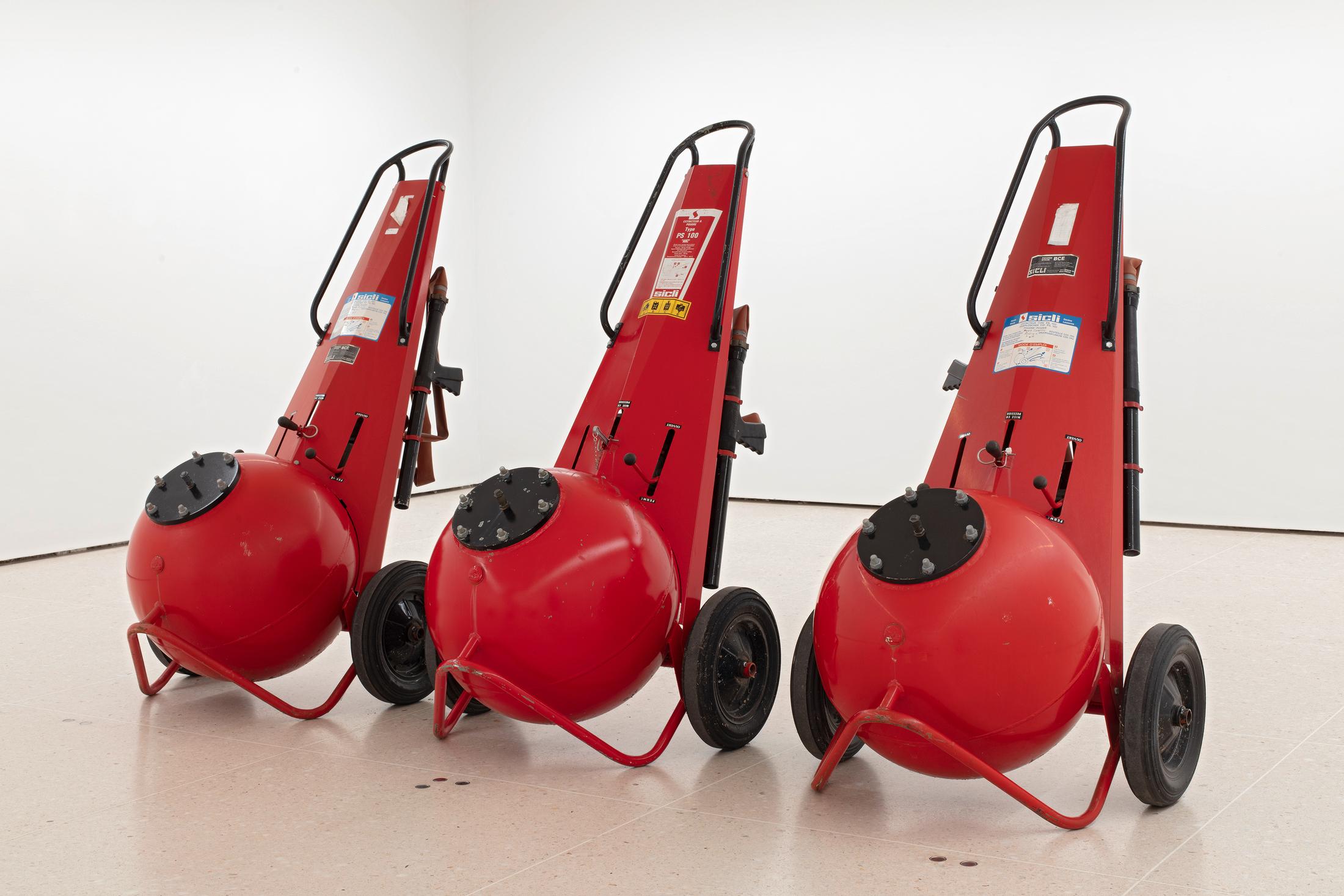 Exhibition View Roman Signer Soloshow at Kunsthaus Zug, Zug, 2019 / Photo: Stefan Rohner / Courtesy: the artist and Kunsthaus Zug