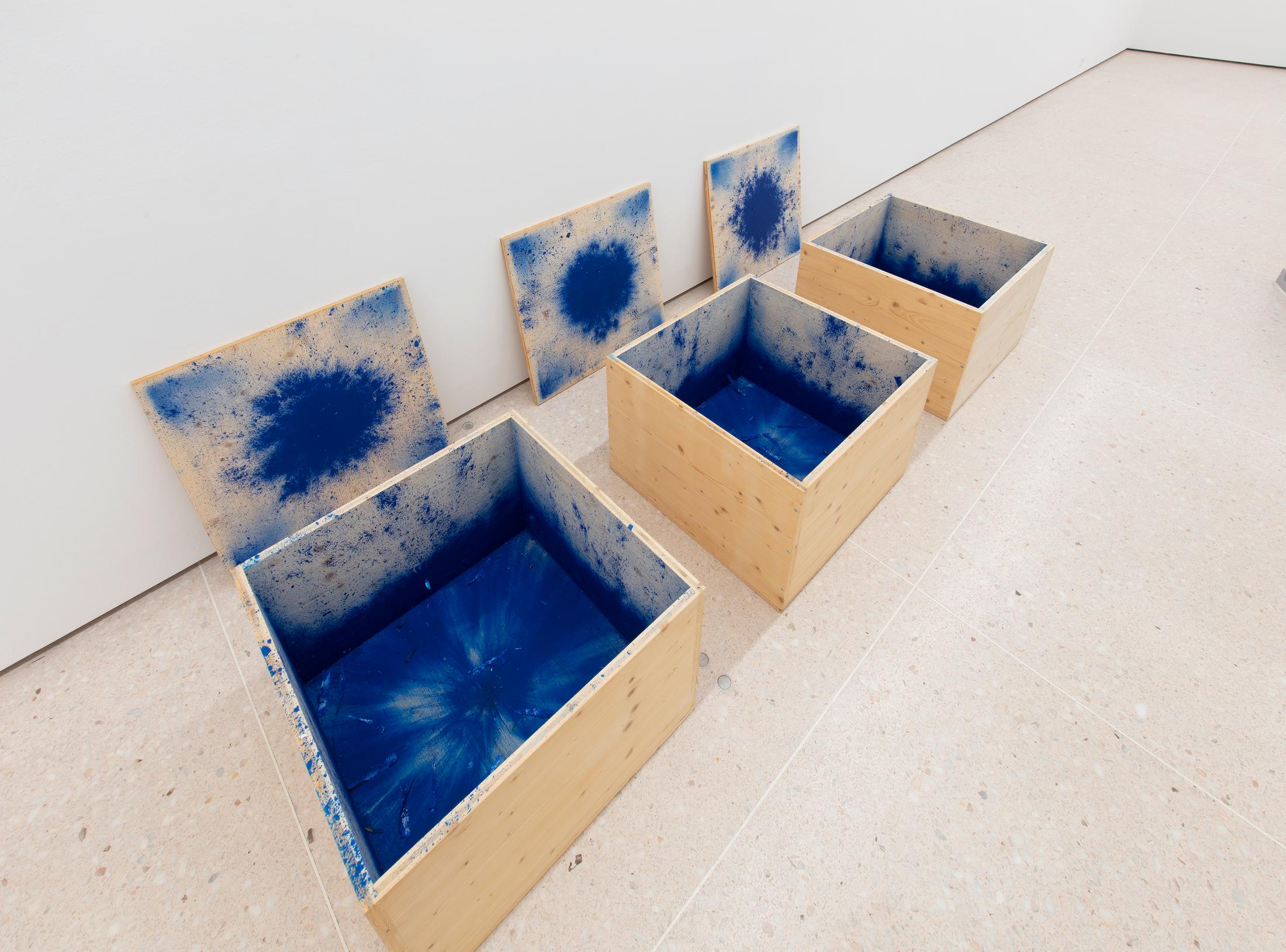 Exhibition View Roman Signer Soloshow at Kunsthaus Zug, Zug, 2019 / Photo: Stefan Rohner / Courtesy: the artist and Kunsthaus Zug