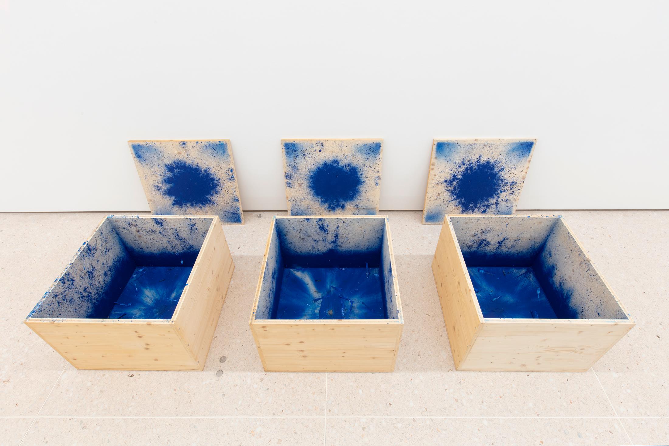 Exhibition View Roman Signer Soloshow at Kunsthaus Zug, Zug, 2019 / Photo: Stefan Rohner / Courtesy: the artist and Kunsthaus Zug