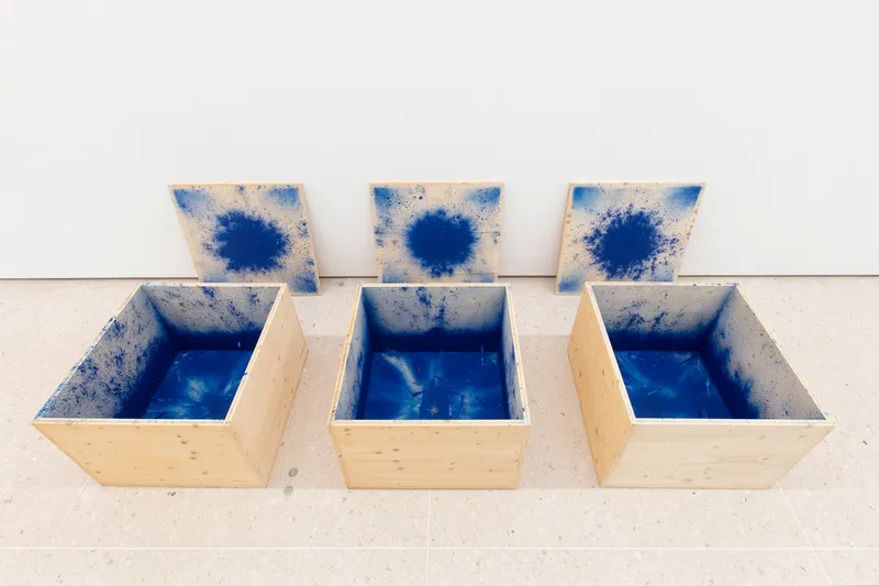 Exhibition View Roman Signer Soloshow at Kunsthaus Zug, Zug, 2019 / Photo: Stefan Rohner / Courtesy: the artist and Kunsthaus Zug