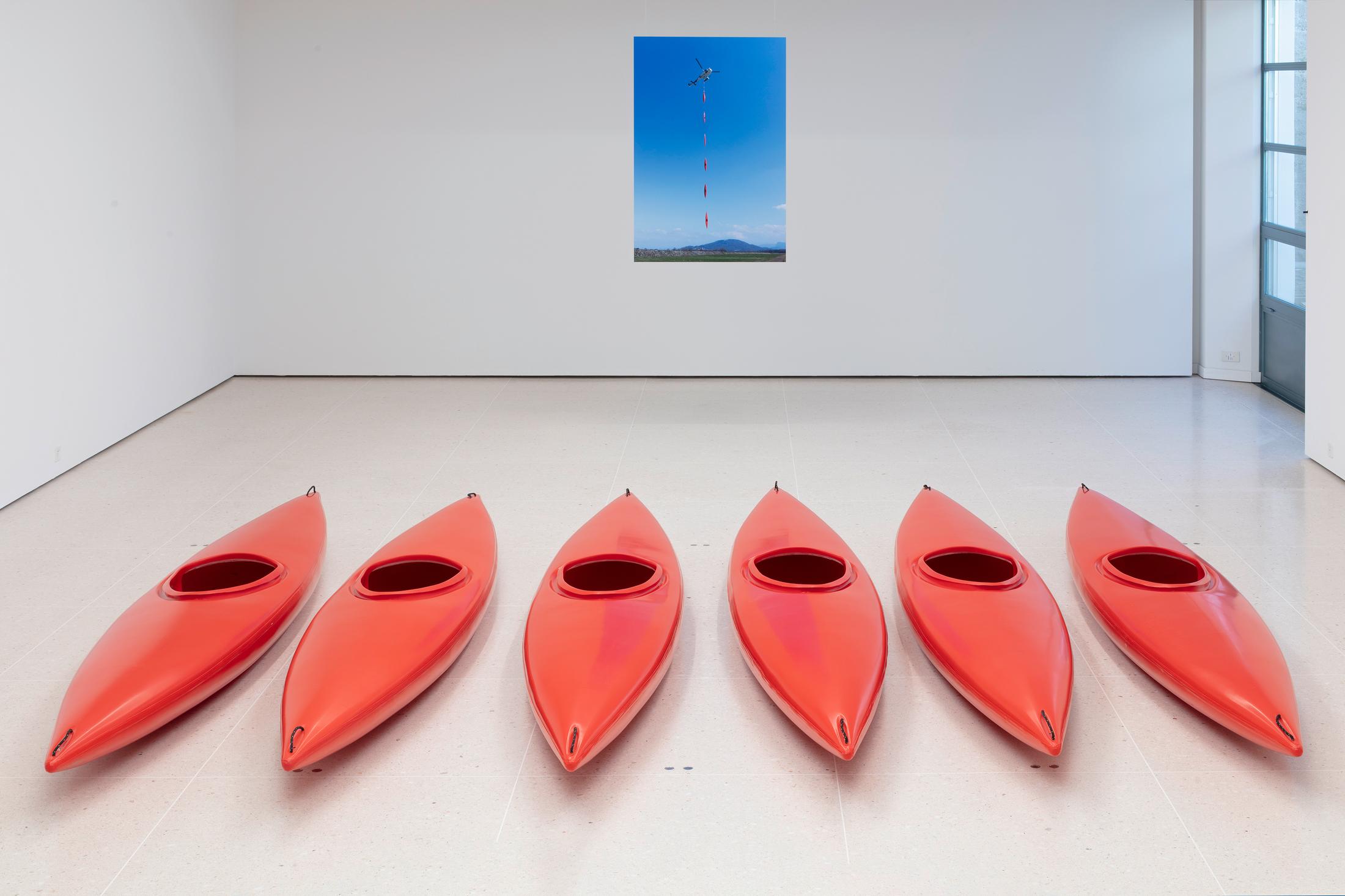 Exhibition View Roman Signer Soloshow at Kunsthaus Zug, Zug, 2019 / Photo: Stefan Rohner / Courtesy: the artist and Kunsthaus Zug