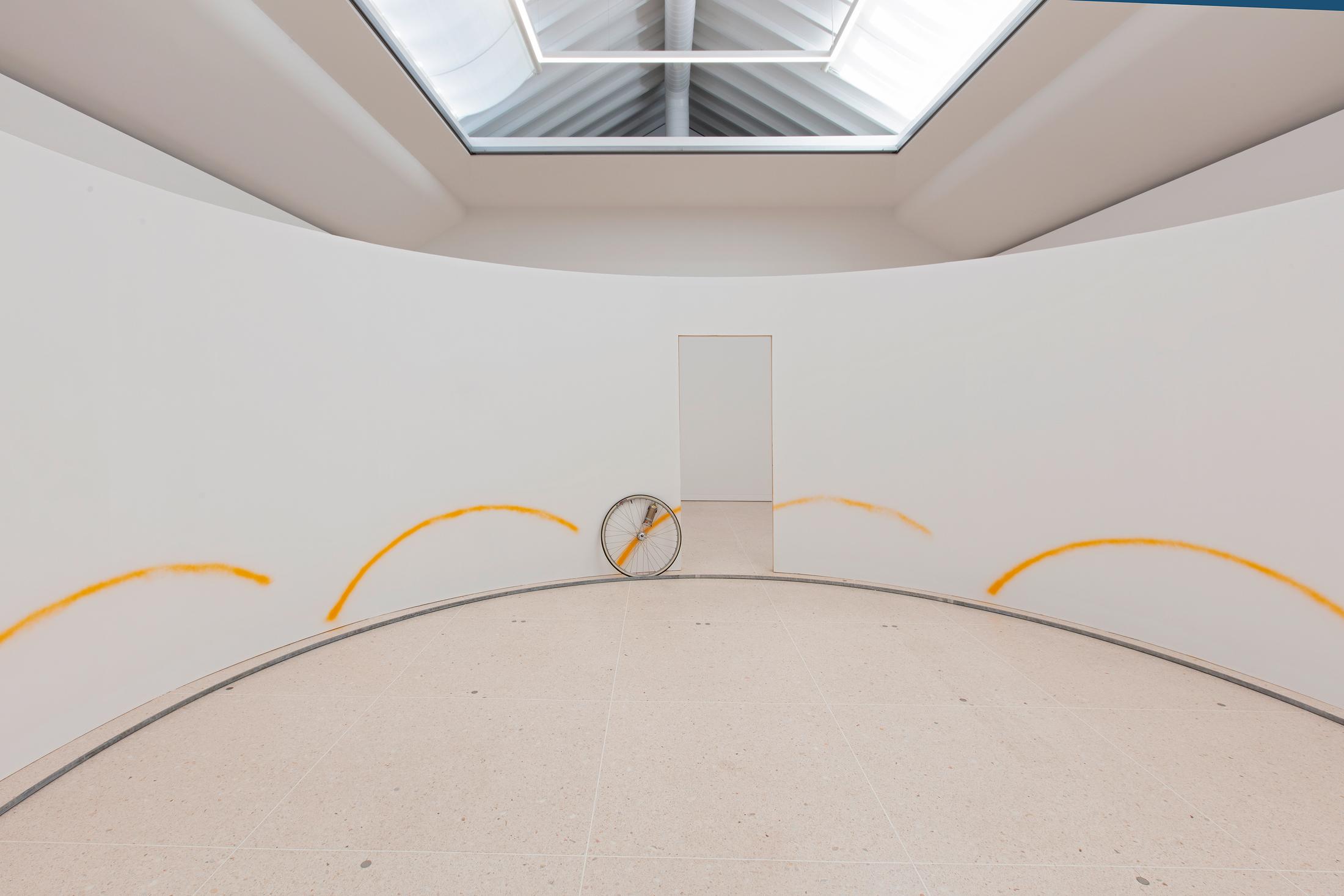 Exhibition View Roman Signer Soloshow at Kunsthaus Zug, Zug, 2019 / Photo: Stefan Rohner / Courtesy: the artist and Kunsthaus Zug