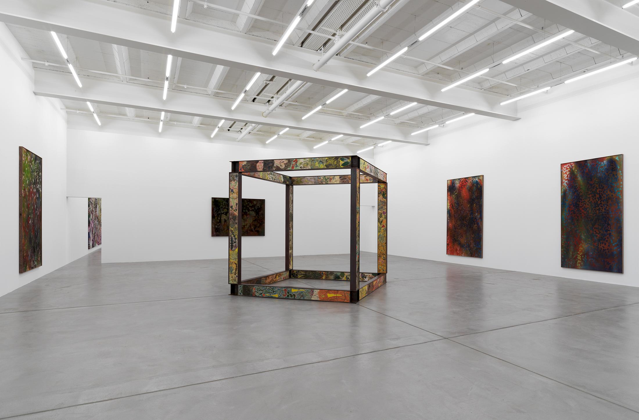 Exhibition View Sam Falls Soloshow at Galerie Eva Presenhuber, Zurich, 2019 / Photo: Stefan Altenburger / © Sam Falls / Courtesy the artist and Galerie Eva Presenhuber, Zurich / New York