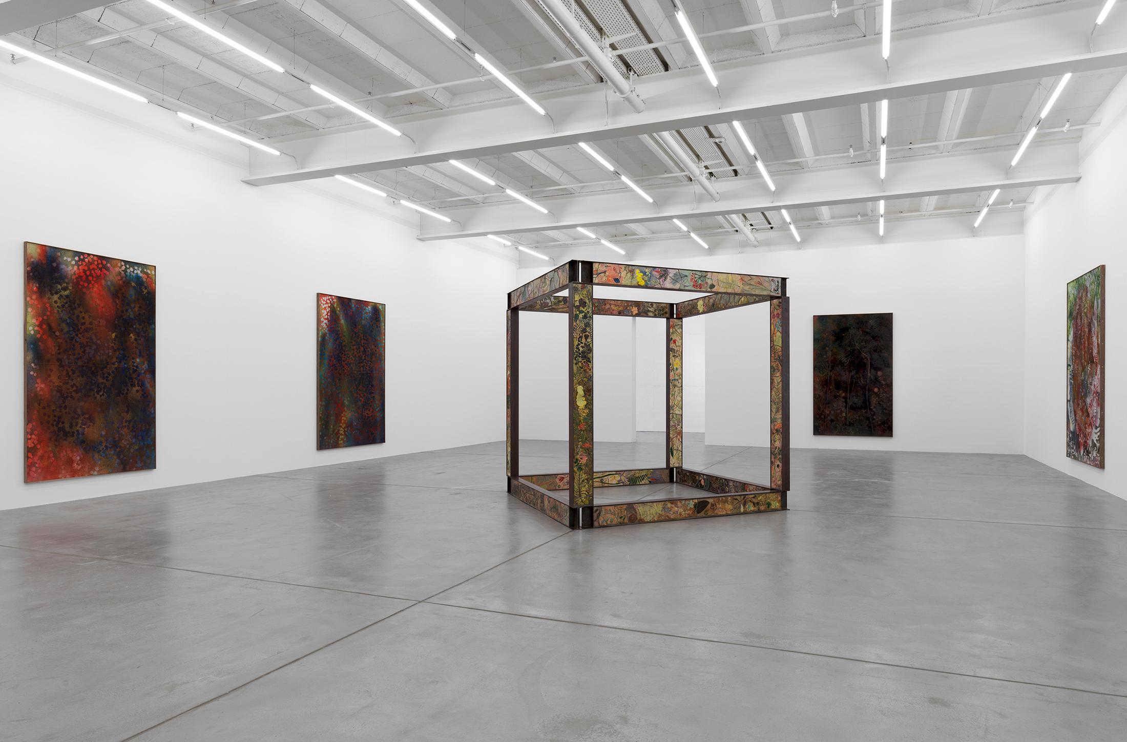 Exhibition View Sam Falls Soloshow at Galerie Eva Presenhuber, Zurich, 2019 / Photo: Stefan Altenburger / © Sam Falls / Courtesy the artist and Galerie Eva Presenhuber, Zurich / New York