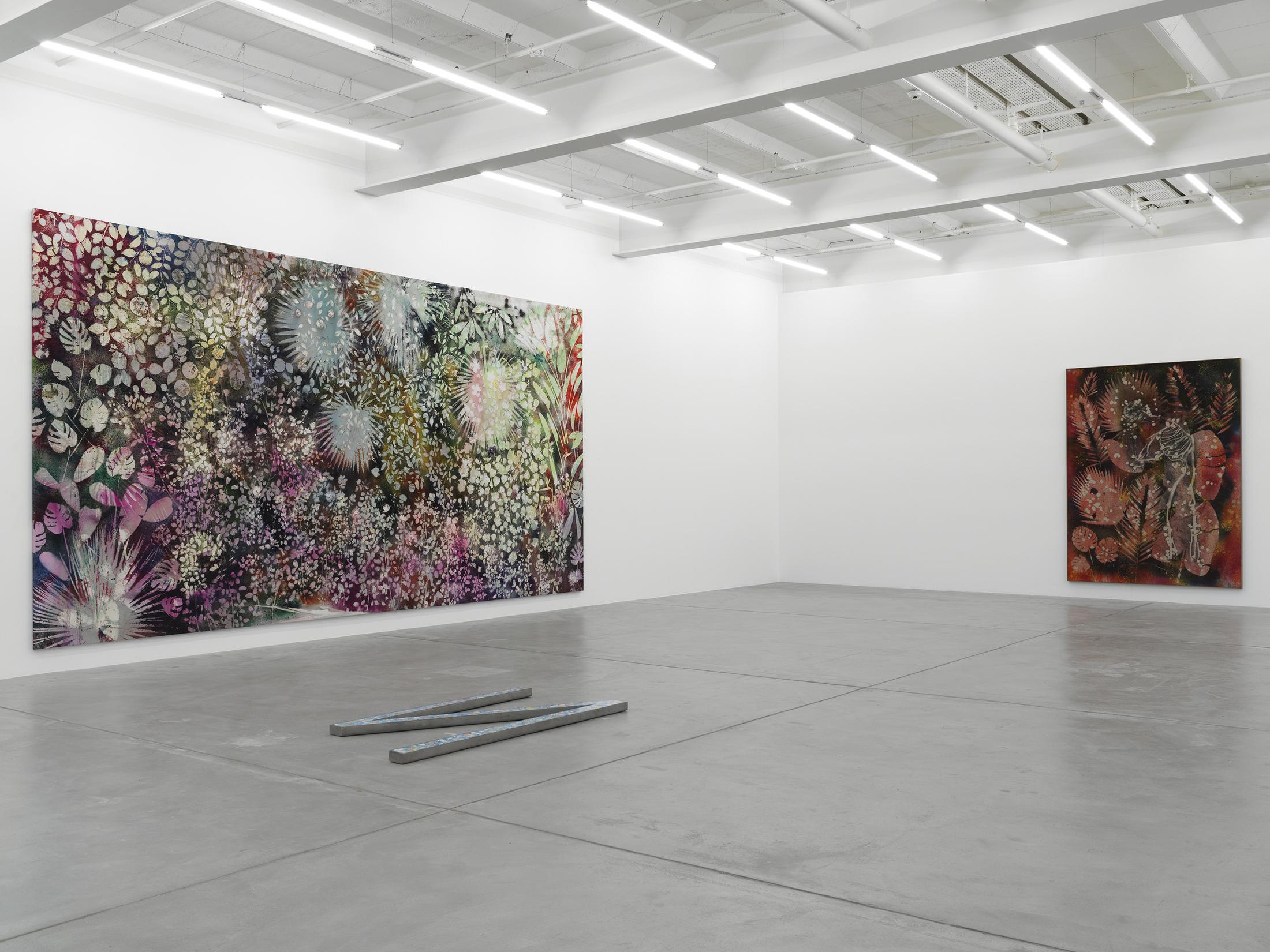 Exhibition View Sam Falls Soloshow at Galerie Eva Presenhuber, Zurich, 2019 / Photo: Stefan Altenburger / © Sam Falls / Courtesy the artist and Galerie Eva Presenhuber, Zurich / New York