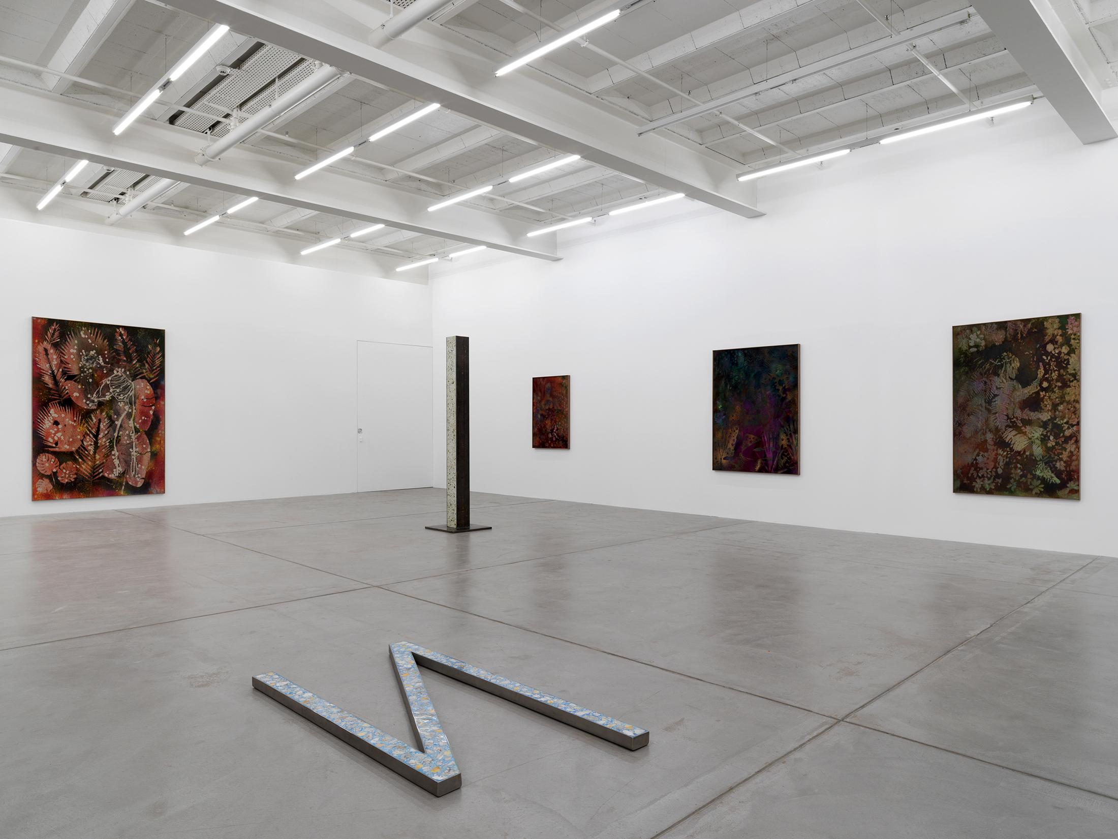 Exhibition View Sam Falls Soloshow at Galerie Eva Presenhuber, Zurich, 2019 / Photo: Stefan Altenburger / © Sam Falls / Courtesy the artist and Galerie Eva Presenhuber, Zurich / New York
