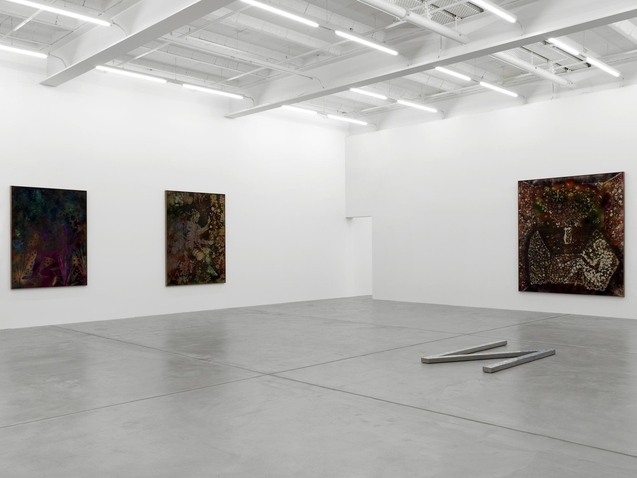 Exhibition View Sam Falls Soloshow at Galerie Eva Presenhuber, Zurich, 2019 / Photo: Stefan Altenburger / © Sam Falls / Courtesy the artist and Galerie Eva Presenhuber, Zurich / New York