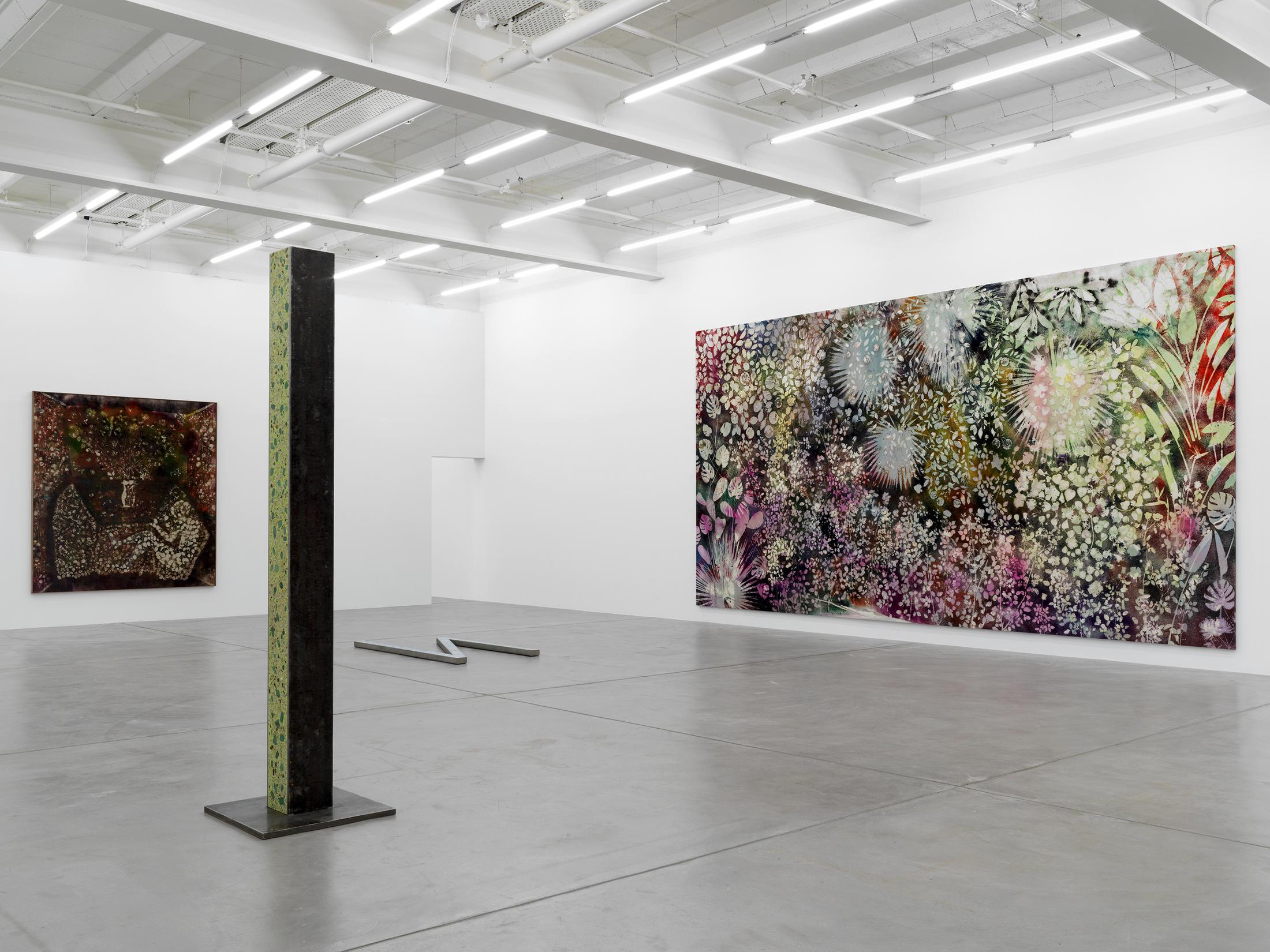 Exhibition View Sam Falls Soloshow at Galerie Eva Presenhuber, Zurich, 2019 / Photo: Stefan Altenburger / © Sam Falls / Courtesy the artist and Galerie Eva Presenhuber, Zurich / New York