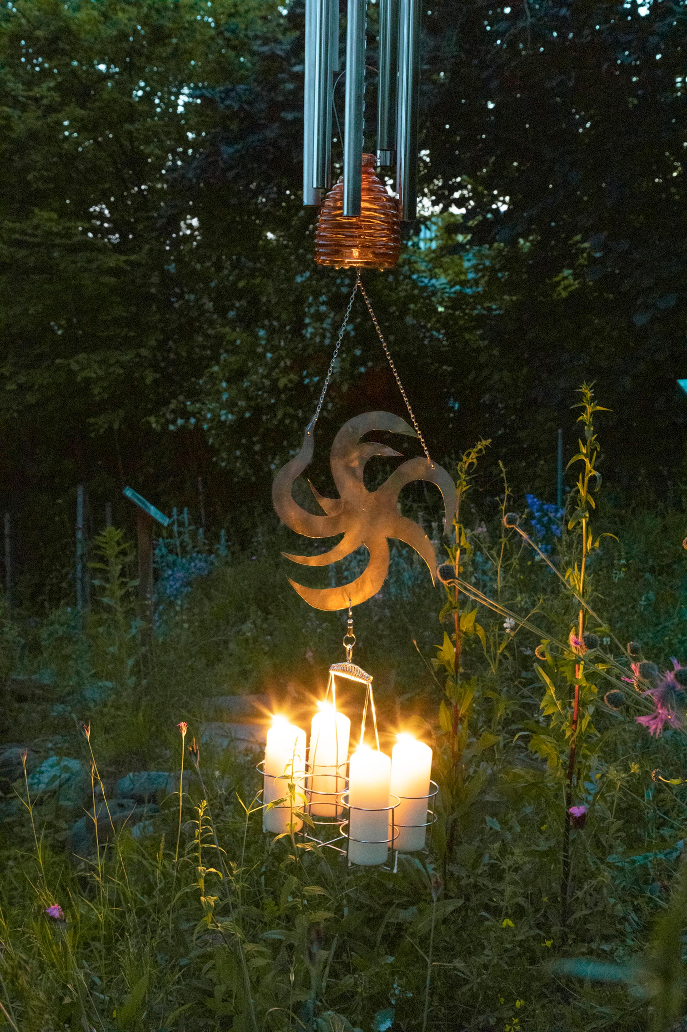 Exhibition View Group Show «Same things make us laugh, make us cry; view on Manutcher Milani, The chains that hang they clang and clash swing back and forth it’s just an earring of an oak tree, 2021» at Body Archive Project, Zurich, 2021 / Coutesy: the artists and Body Archive Project