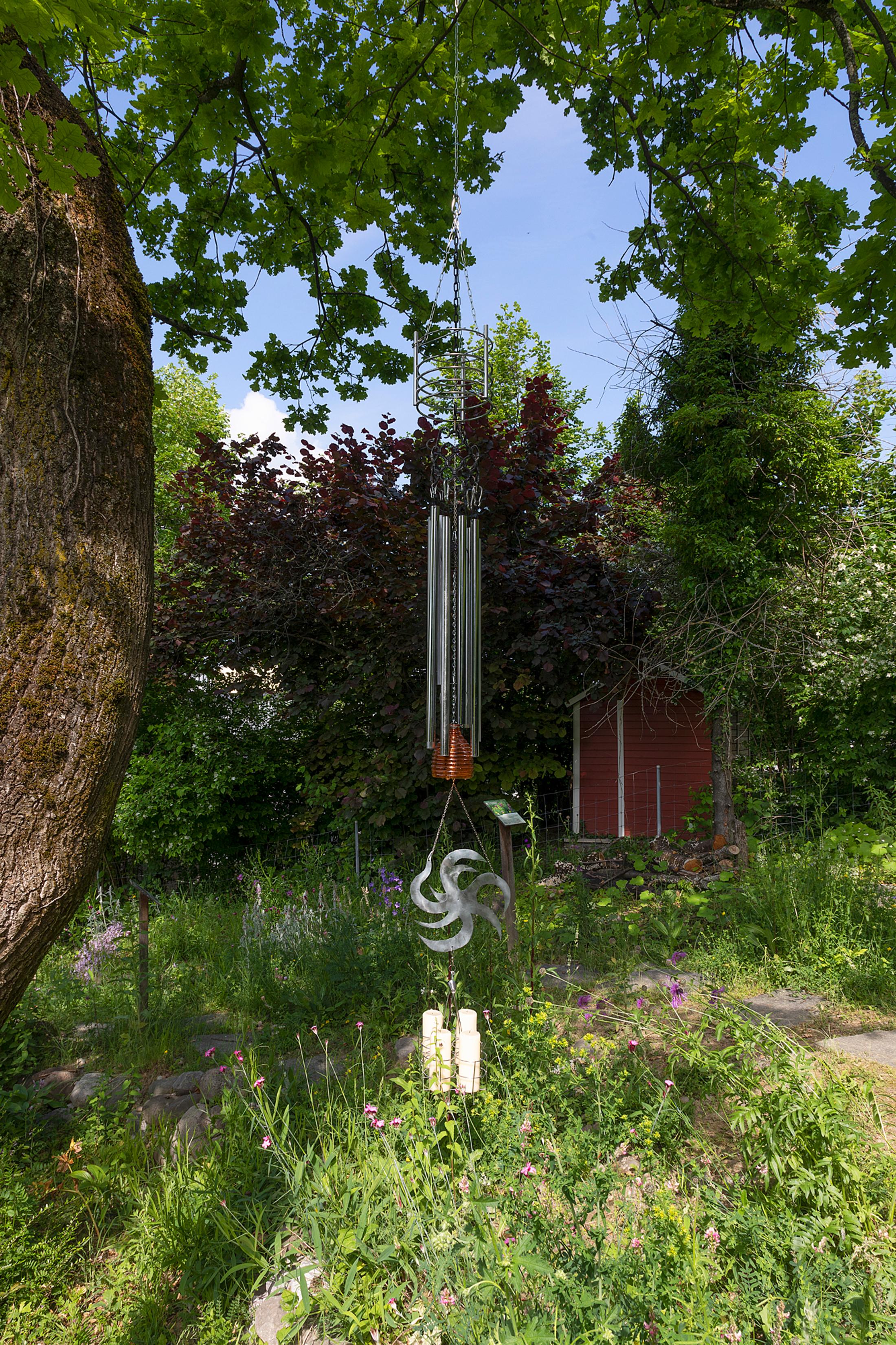 Exhibition View Group Show «Same things make us laugh, make us cry; view on Manutcher Milani, The chains that hang they clang and clash swing back and forth it’s just an earring of an oak tree, 2021» at Body Archive Project, Zurich, 2021 / Coutesy: the artists and Body Archive Project