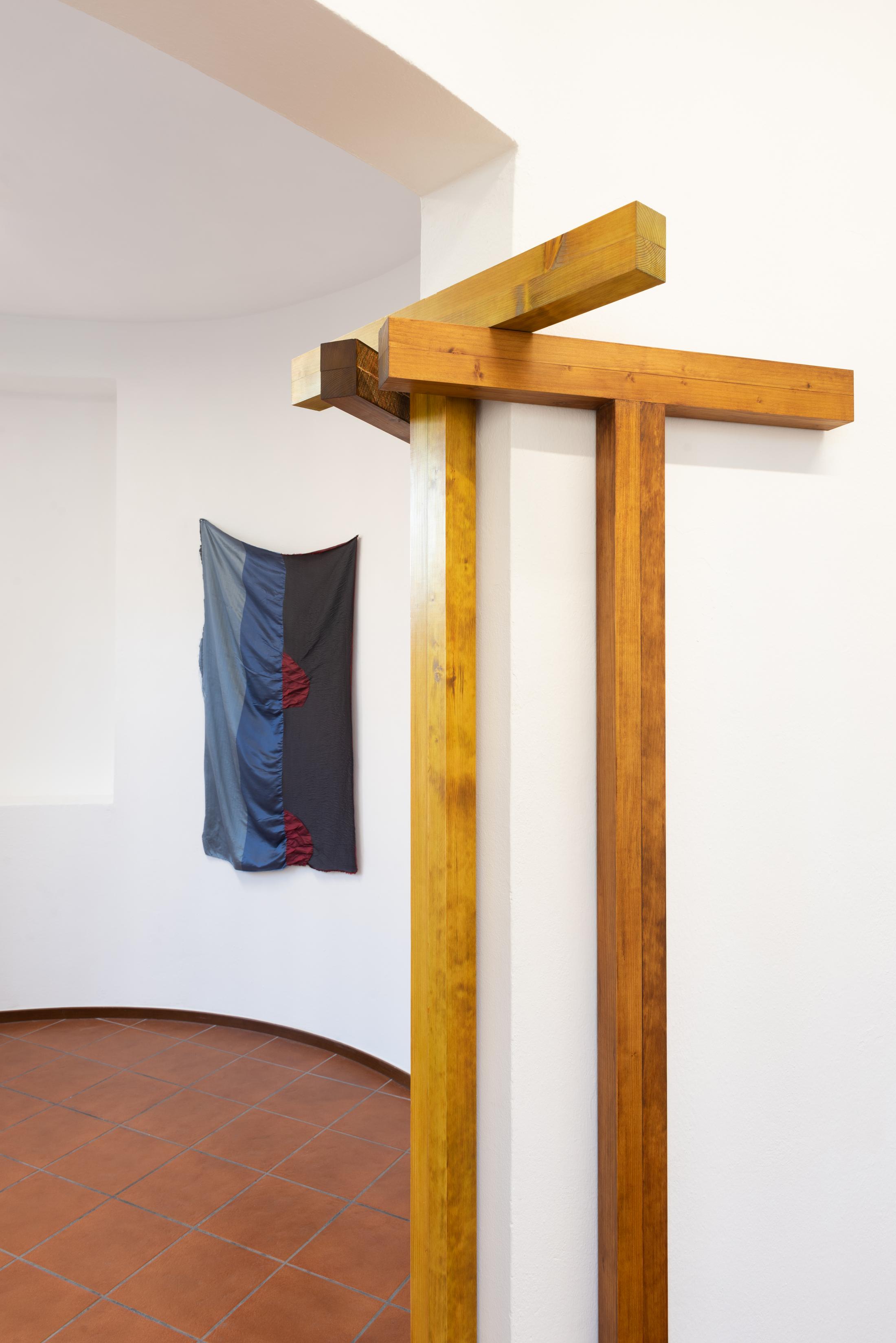 Exhibition View Group Show «SBANDARE» at Sonnenstube, Lugano, 2023 / Photo: Mattia Angelini / Courtesy: the artists and Sonnenstube