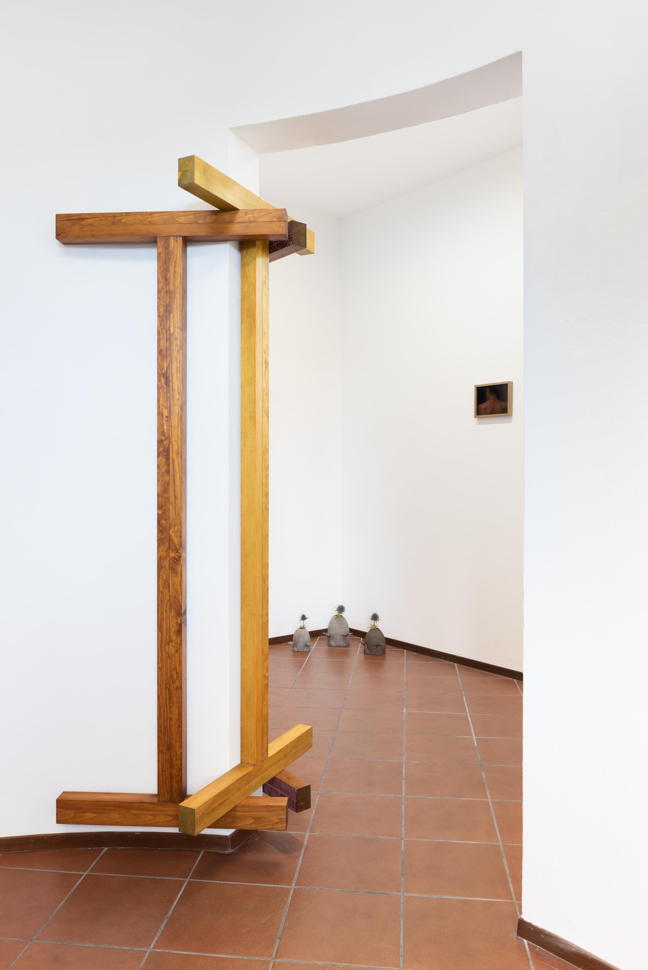 Exhibition View Group Show «SBANDARE» at Sonnenstube, Lugano, 2023 / Photo: Mattia Angelini / Courtesy: the artists and Sonnenstube