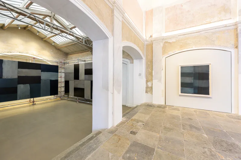 Exhibition View Sean Scully Soloshow «Aeternum» presented by Robilant+Voena at Forum Paracelsus, St. Moritz / © Sean Scully / Photo: Romano Salis / Courtesy: Sean Scully and Robilant+Voena