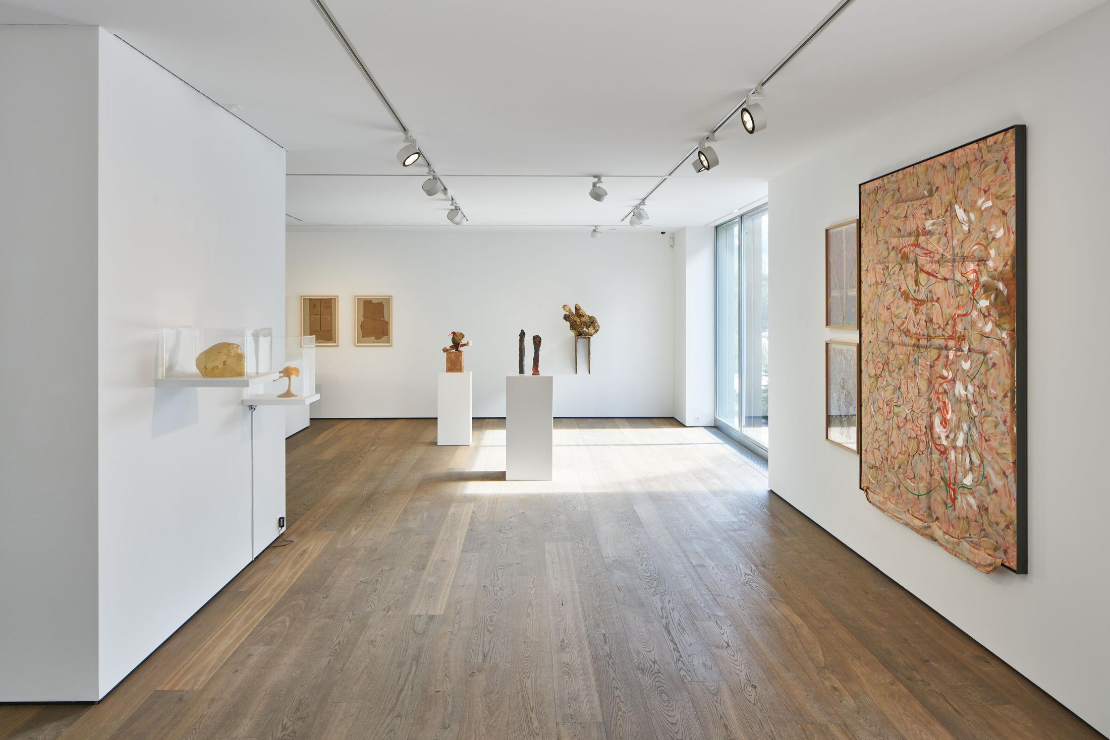 Exhibition View Groupshow «Seeing Touch» at Hauser & Wirth, St. Moritz, 2020 / Photo: Jon Etter / Courtesy: the artists and Hauser & Wirth