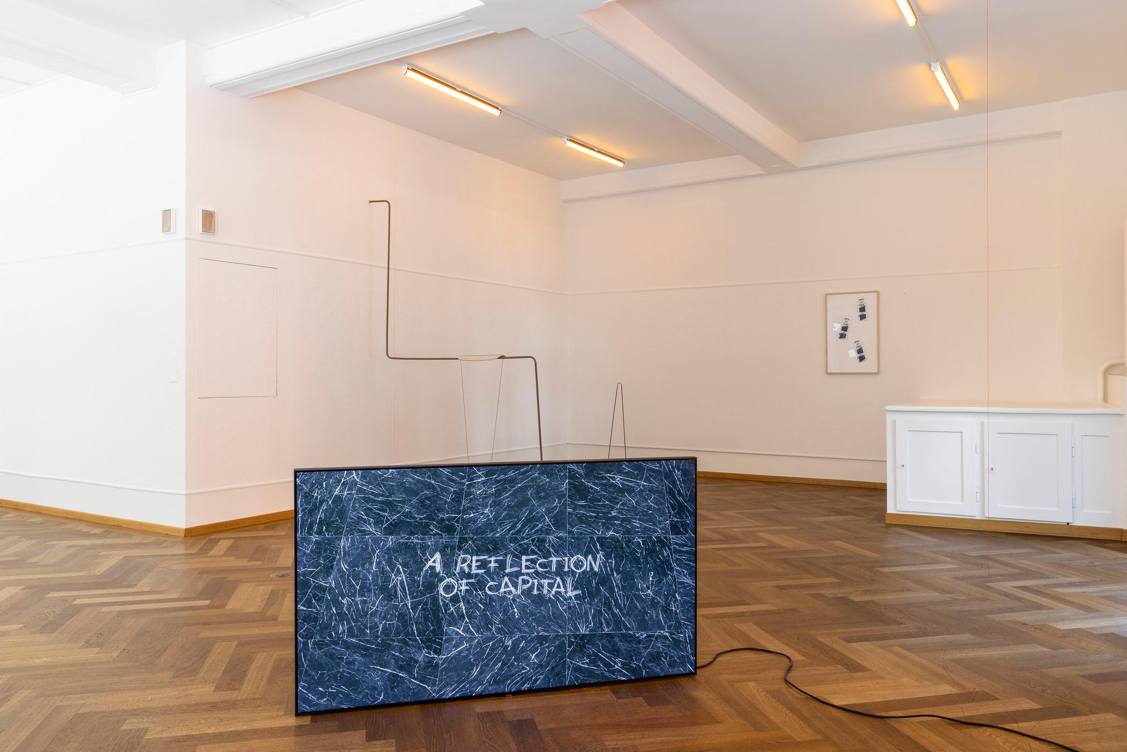 Exhibition View Groupshow «Seemingly Incurable Sensation of Temporal Ambiguity; view on Left to right: Isabelle Richner, Real Madrid, Elin Gonzalez & Callum Ross (front video)» at KRONE COURONNE, Biel/Bienne, 2021 / Photo: © Michal Florence Schorro / Courtesy: the artists and KRONE COURONNE